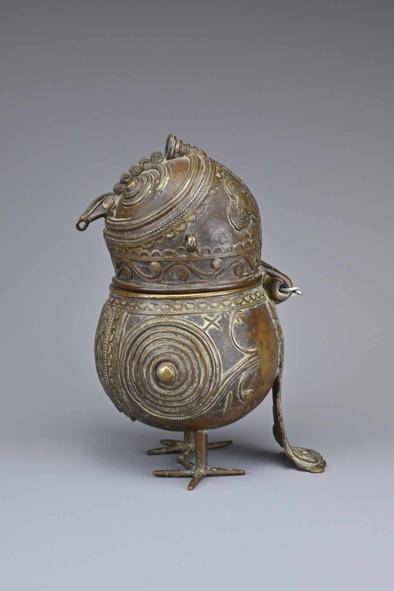 AN INDIAN BRONZE DHOKRA TYPE 'OWL' CONTAINER. Hinged at the back of the next standing on two feet - Image 5 of 10