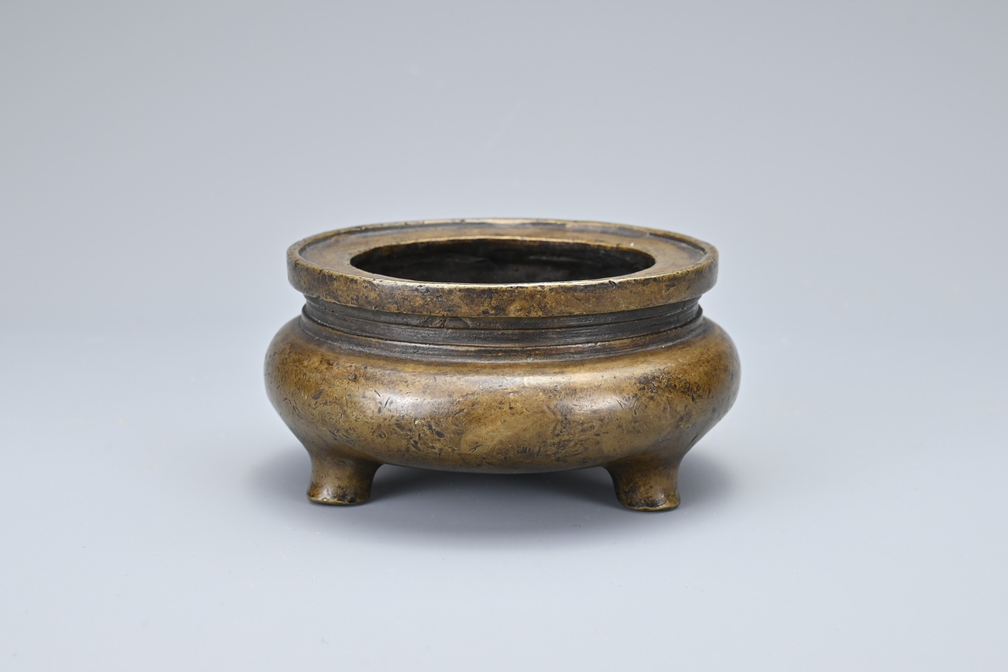 A CHINESE BRONZE TRIPOD CENSER. Of squat form with 'xing su zhai zhi' four-character mark in - Image 5 of 10