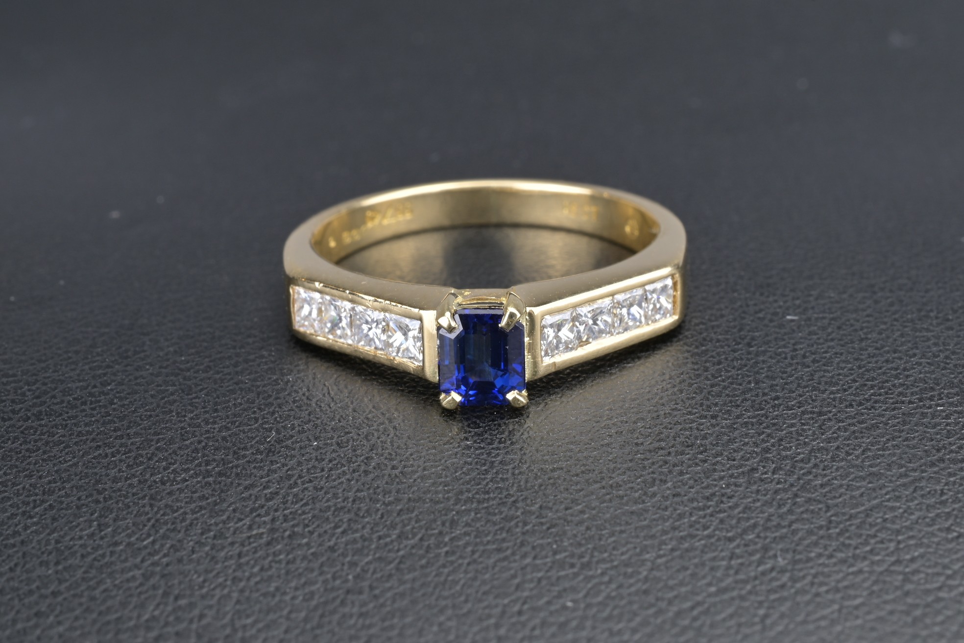 AN 18CT DIAMOND AND SAPPHIRE DRESS RING. Emerald cut 0.63ct sapphire set in 18ct yellow gold with - Image 4 of 8