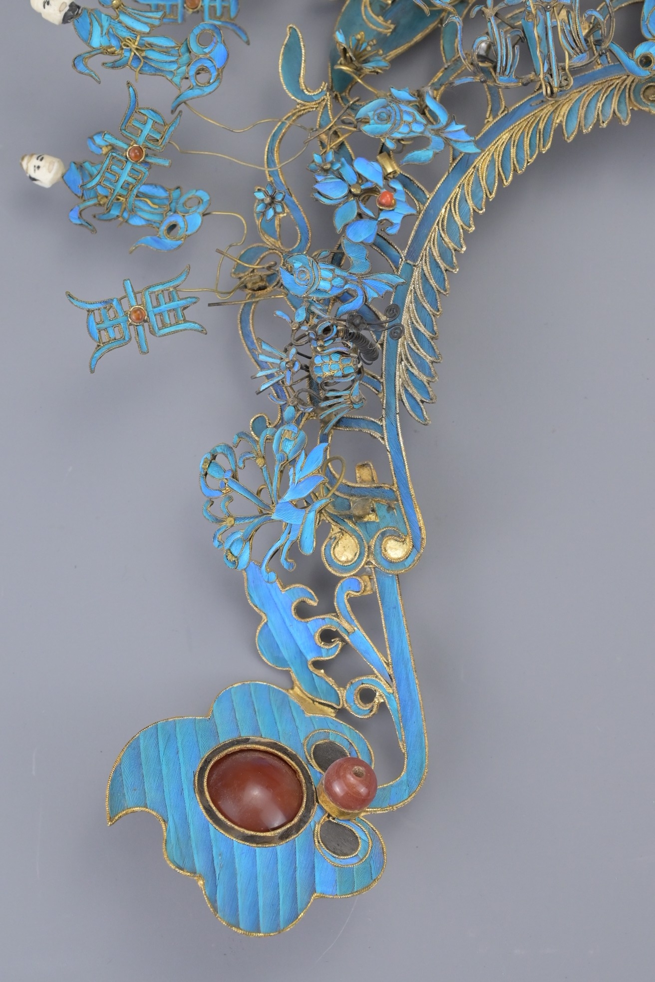 A CHINESE KINGFISHER FEATHER MOUNTED HEADDRESS, LATE QING/EARLY REPUBLIC. The arched pierced - Image 5 of 7