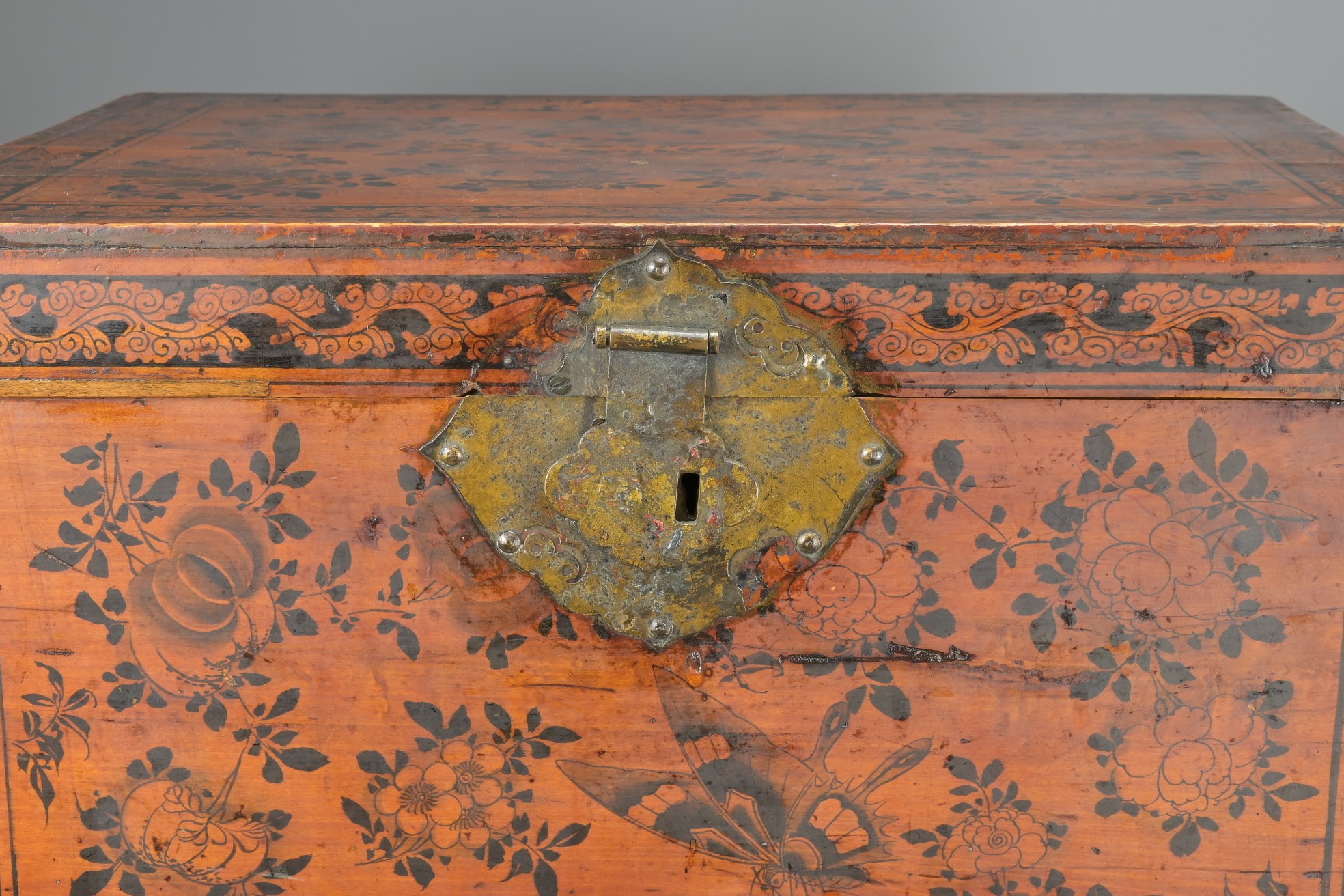 A CHINESE LACQUER PENWORK WOODEN TEA CHEST, MID-19TH CENTURY. Of rectangular form, in red lacquer - Image 8 of 9