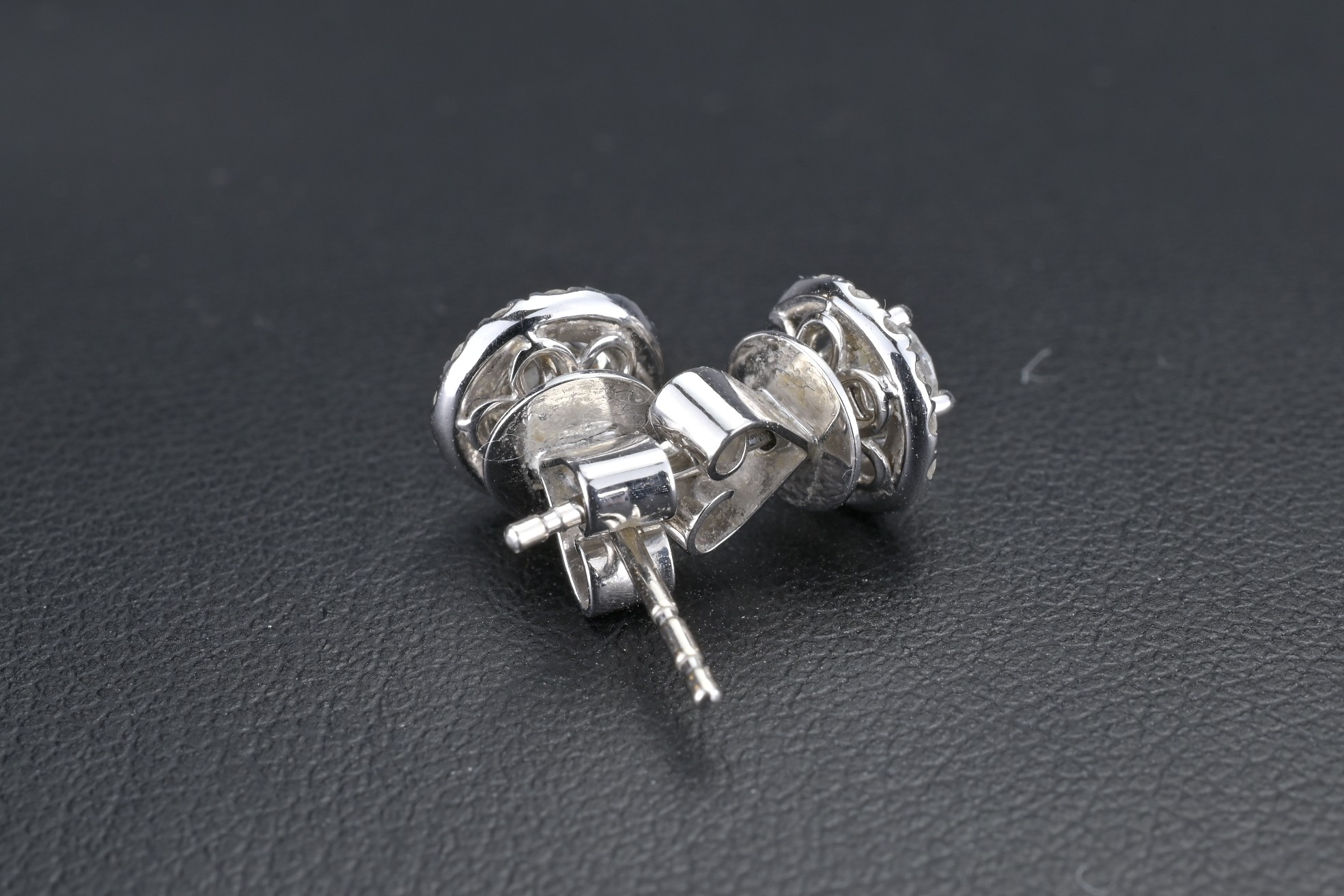 A PAIR OF 18KT WHITE GOLD AND DIAMOND CLUSTER EARRING STUDS. The central diamond flanked by a - Image 3 of 6