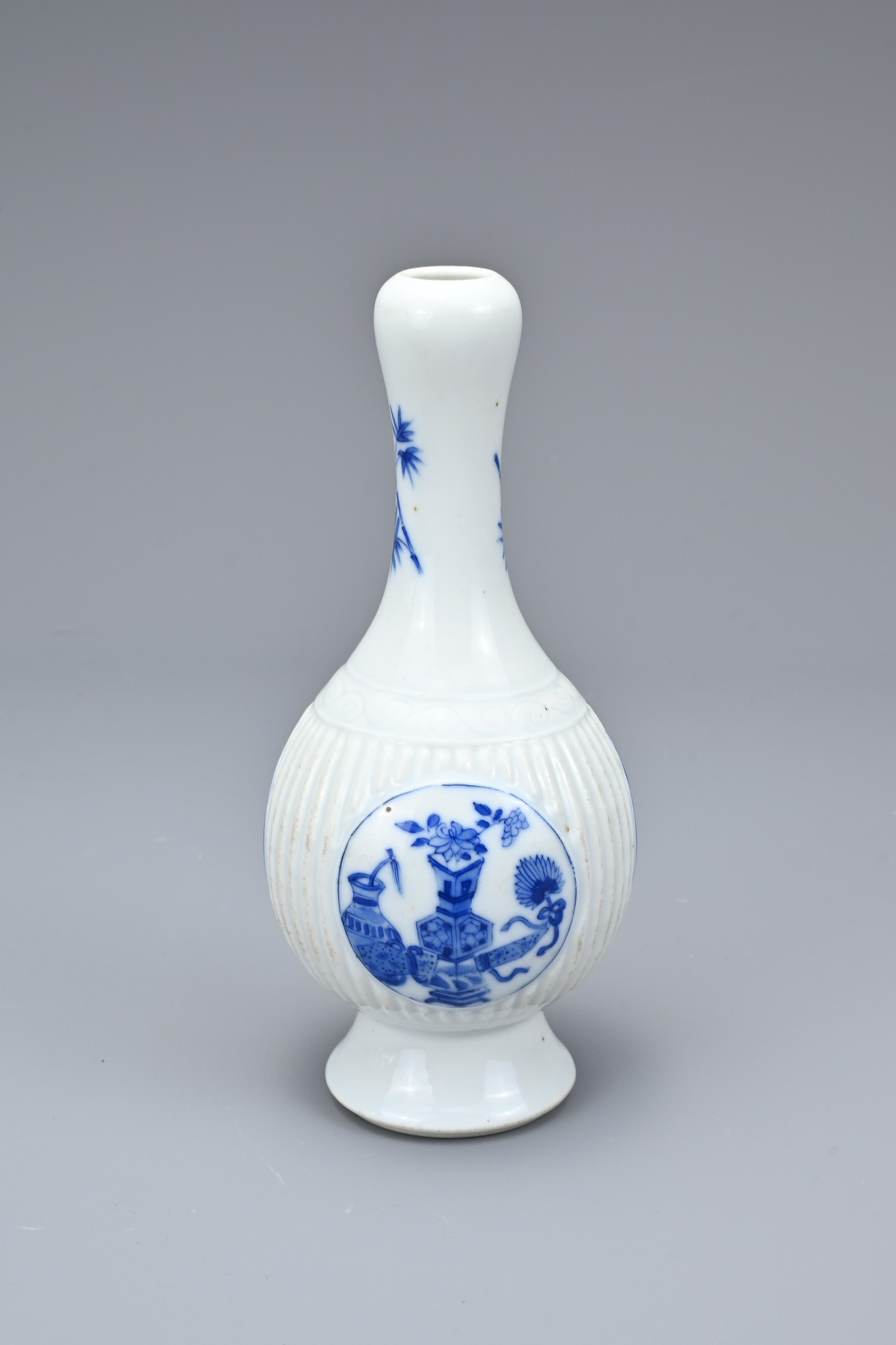A CHINESE BLUE AND WHITE PORCELAIN BOTTLE VASE, 19/20TH CENTURY. Finely potted with a ribbed mid - Image 3 of 6