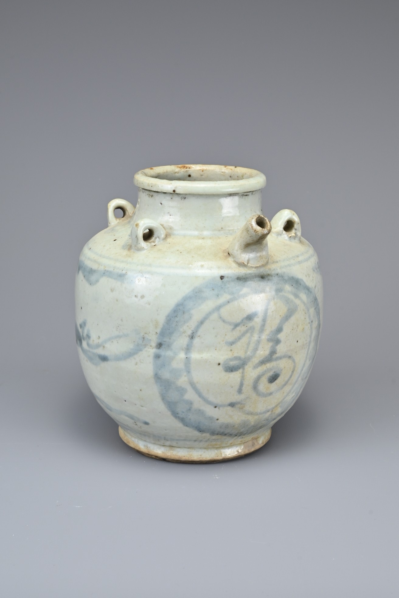 A GROUP OF CHINESE BLUE AND WHITE PORCELAIN ITEMS, MING TO QING DYNASTY. Comprising a ewer with four - Image 3 of 18