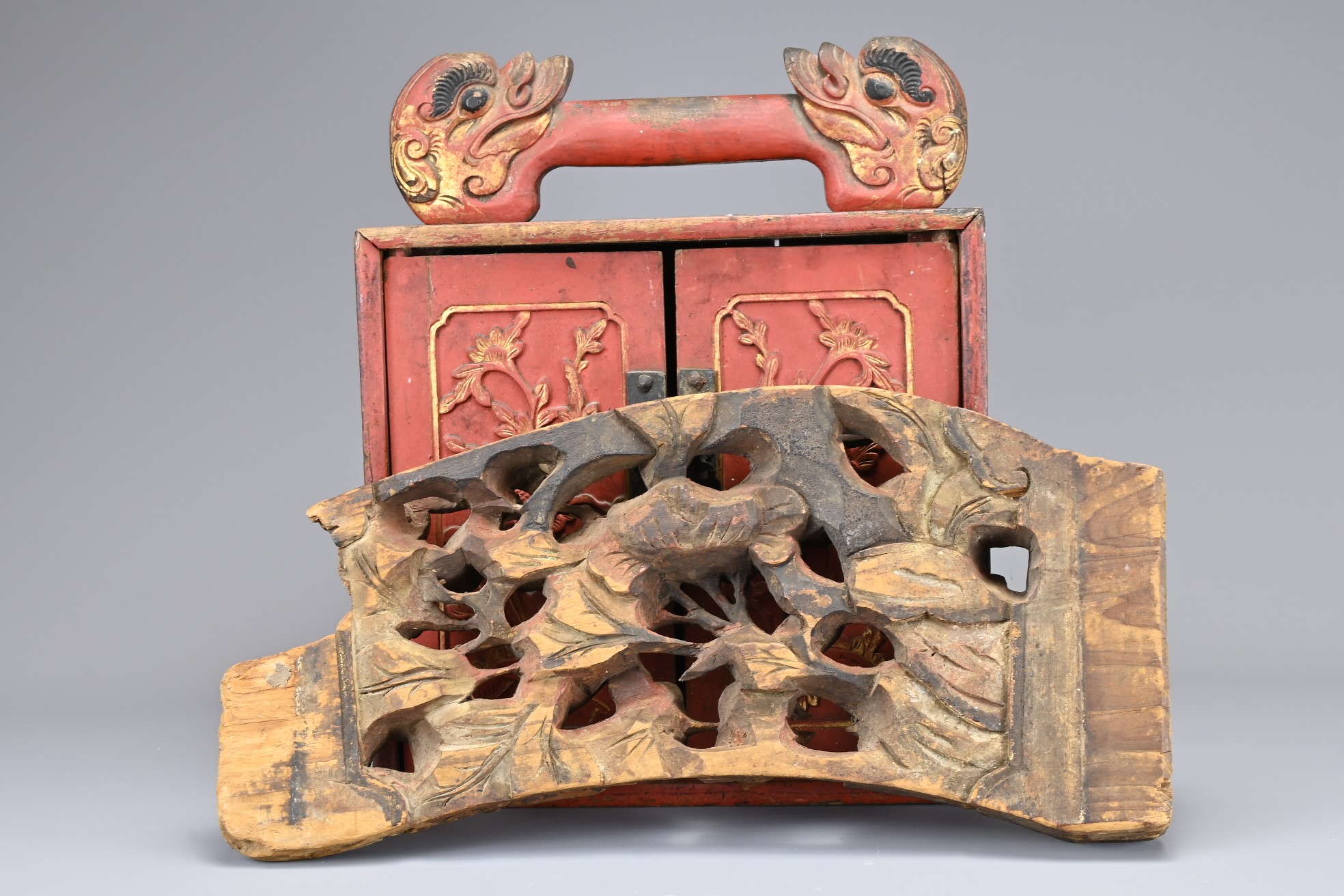 A GROUP OF CHINESE WOOD ITEMS, QING DYNASTY. To include a gilt lacquer carrying box with lion form - Image 3 of 9