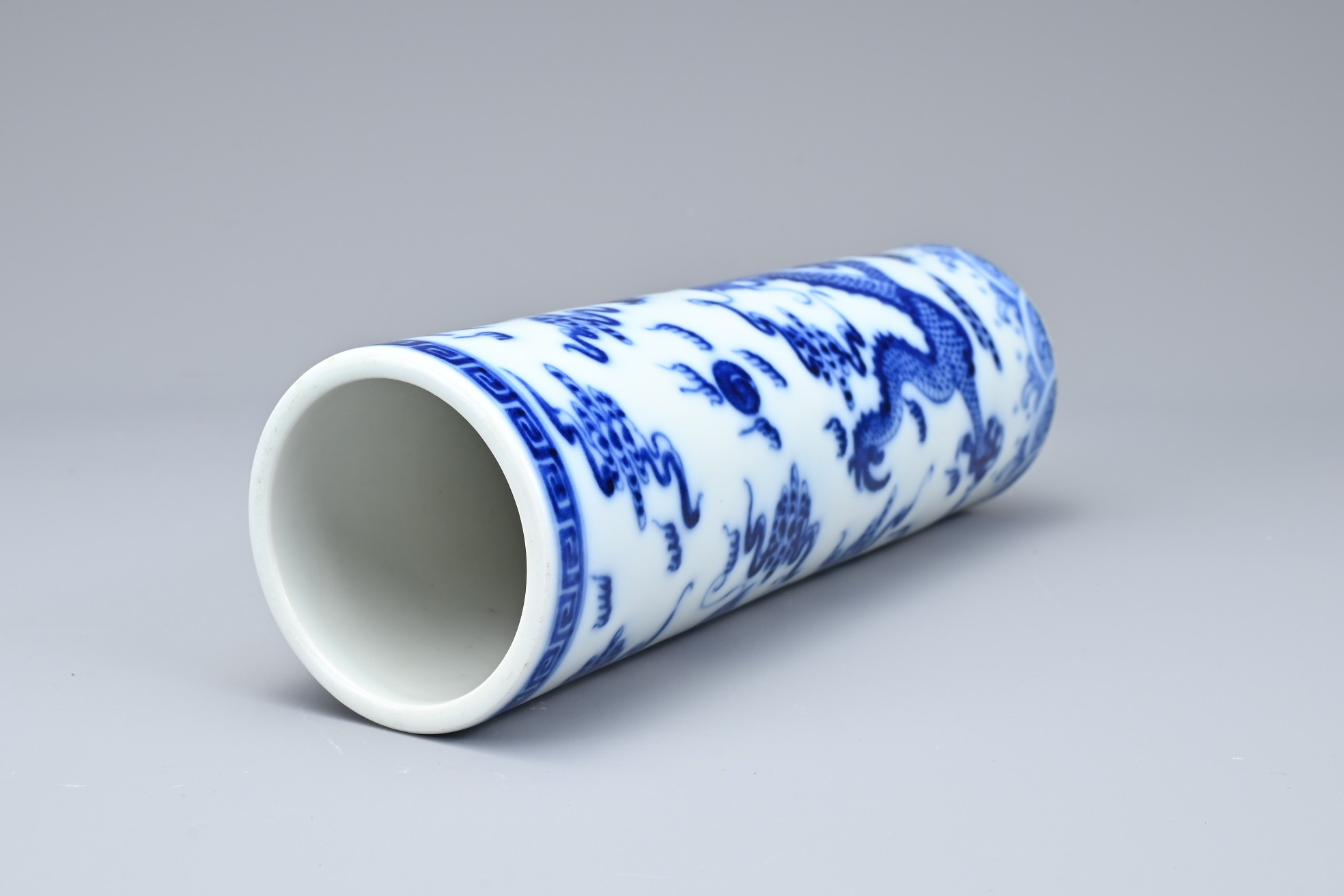 A CHINESE BLUE AND WHITE PORCELAIN BRUSH POT, 20TH CENTURY. Of cylindrical form with continuous - Image 7 of 10