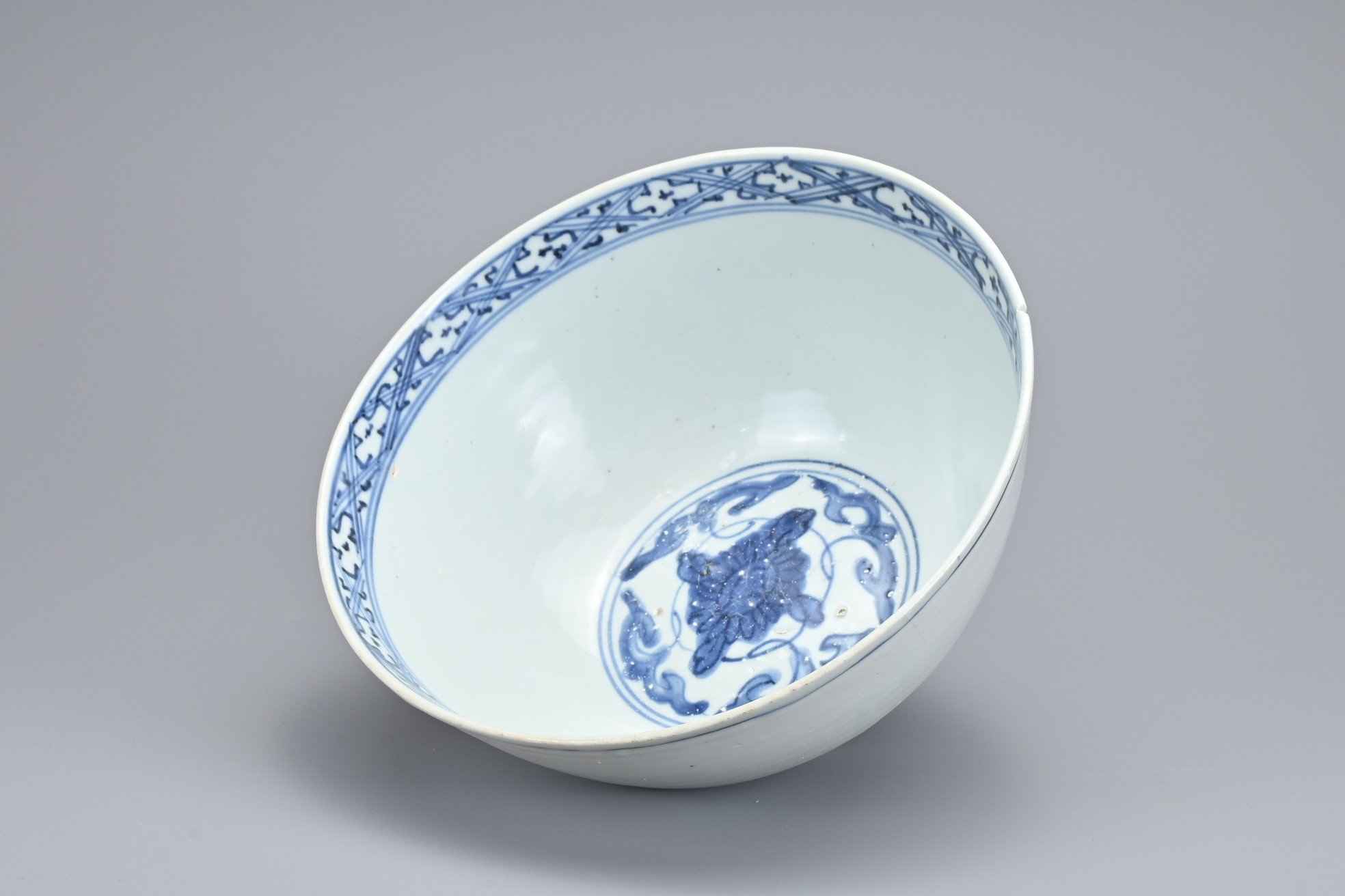 A LARGE CHINESE BLUE & WHITE PORCELAIN BOWL, MING DYNASTY, 16TH CENTURY. Decorated with a floral - Image 5 of 10