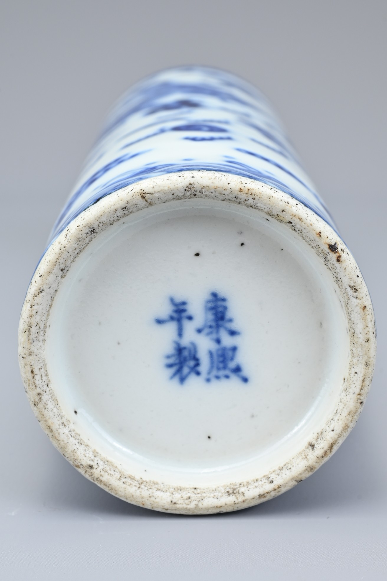 A CHINESE BLUE AND WHITE PORCELAIN BRUSH POT, 20TH CENTURY. Of cylindrical form with continuous - Image 10 of 10