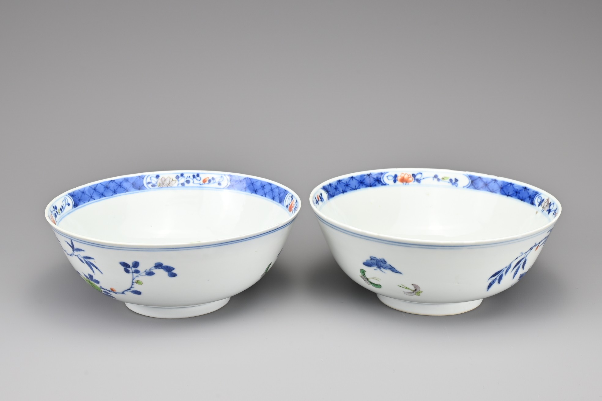 PAIR OF CHINESE PORCELAIN WUCAI BOWLS, 18/19TH CENTURY. Each with floral and butterfly decoration in - Image 3 of 10