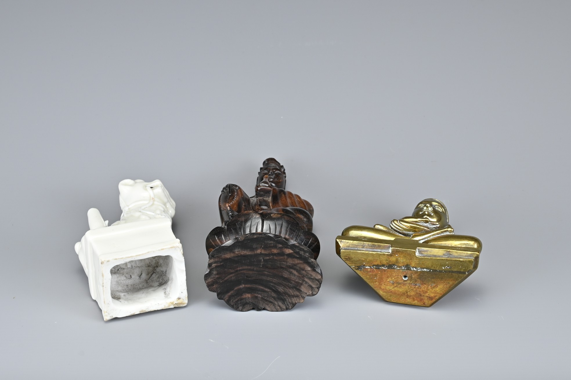 A GROUP OF BRONZE, CERAMIC AND WOOD ITEMS. Comprising an 18th century Blanc de Chine figure of dog - Image 3 of 4