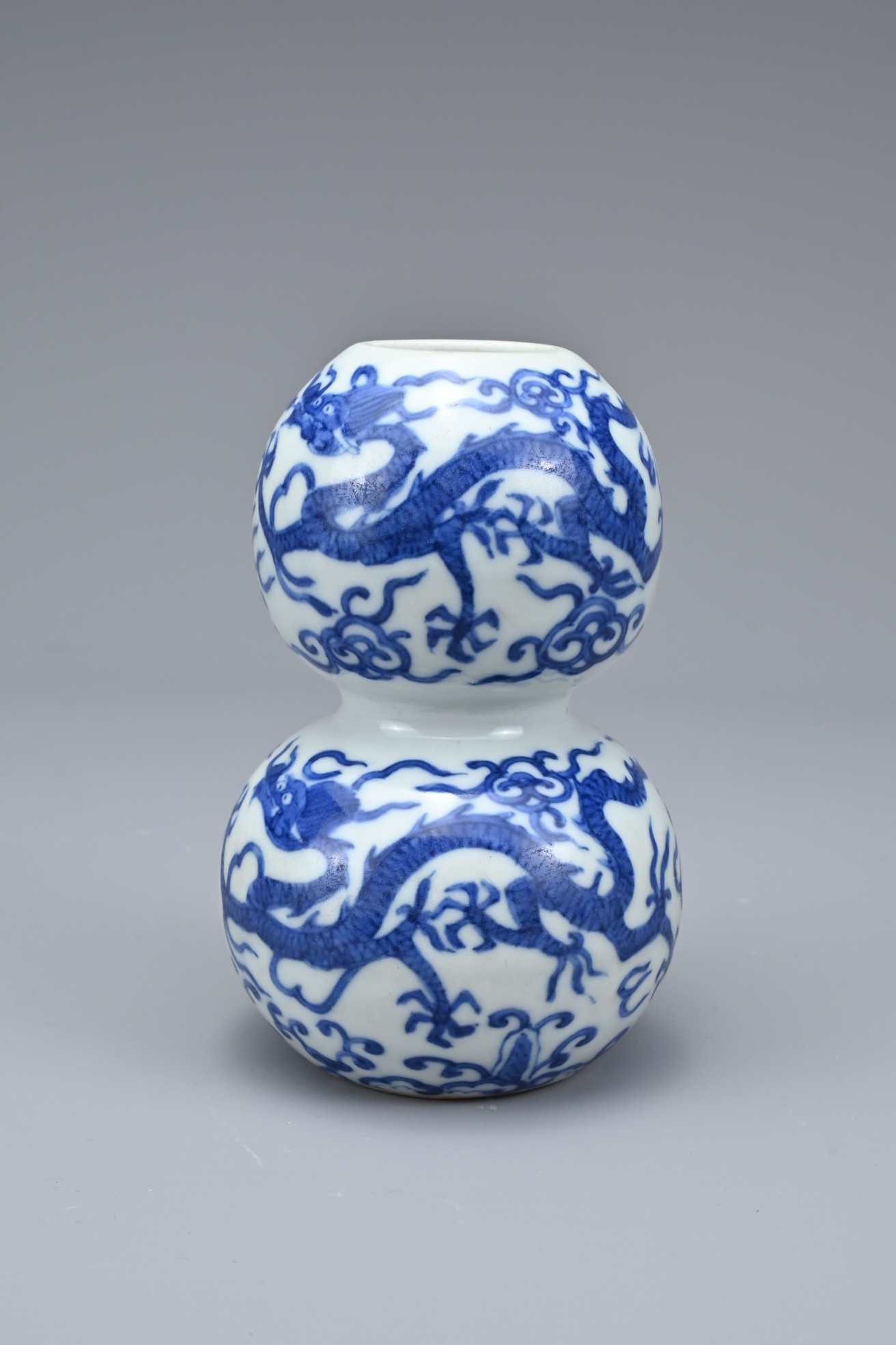A CHINESE BLUE AND WHITE PORCELAIN DOUBLE-GOURD DRAGON VASE, MARK AND PERIOD OF JIAJING (1522-1566) - Image 5 of 9