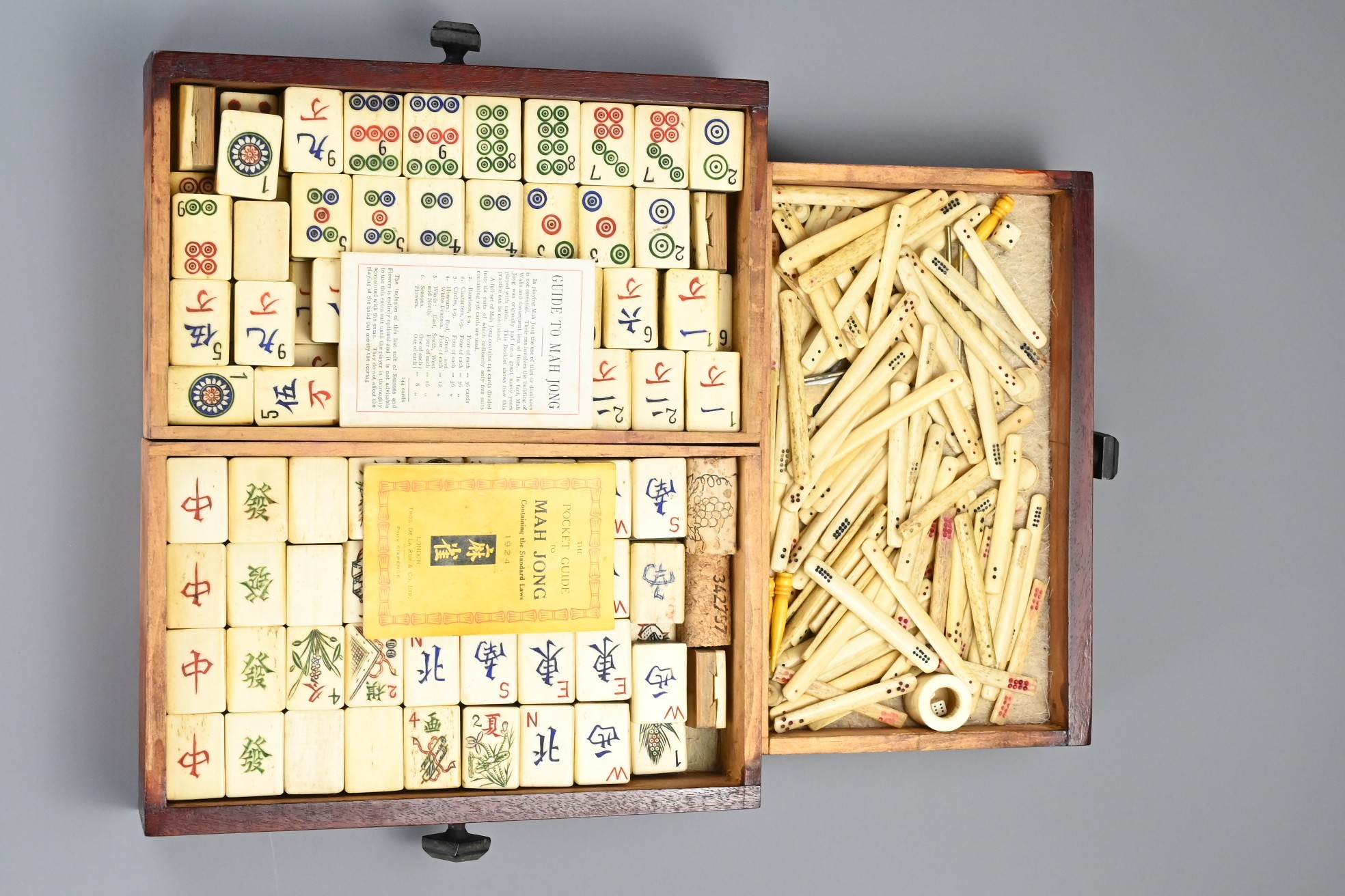 A CHINESE BOXED MAHJONG SET, EARLY 20TH CENTURY. Bone and bamboo pieces within a hardwood carrying - Image 8 of 8