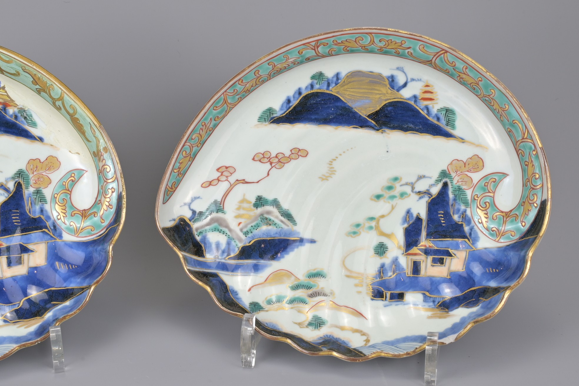 A PAIR OF JAPANESE ARITA PORCELAIN DISHES, 18/19TH CENTURY. Abalone shell form decorated with - Image 5 of 6