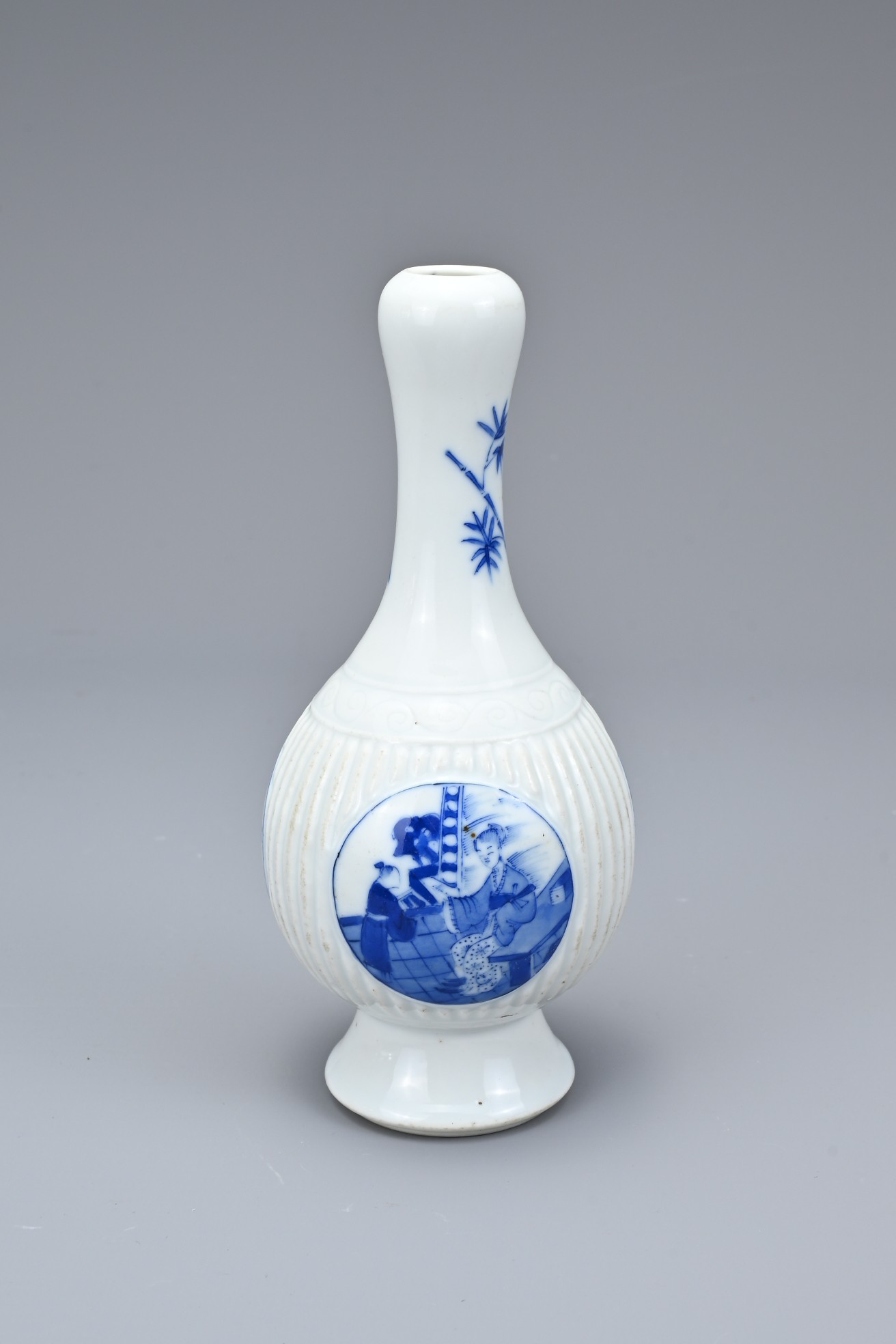 A CHINESE BLUE AND WHITE PORCELAIN BOTTLE VASE, 19/20TH CENTURY. Finely potted with a ribbed mid - Image 2 of 6