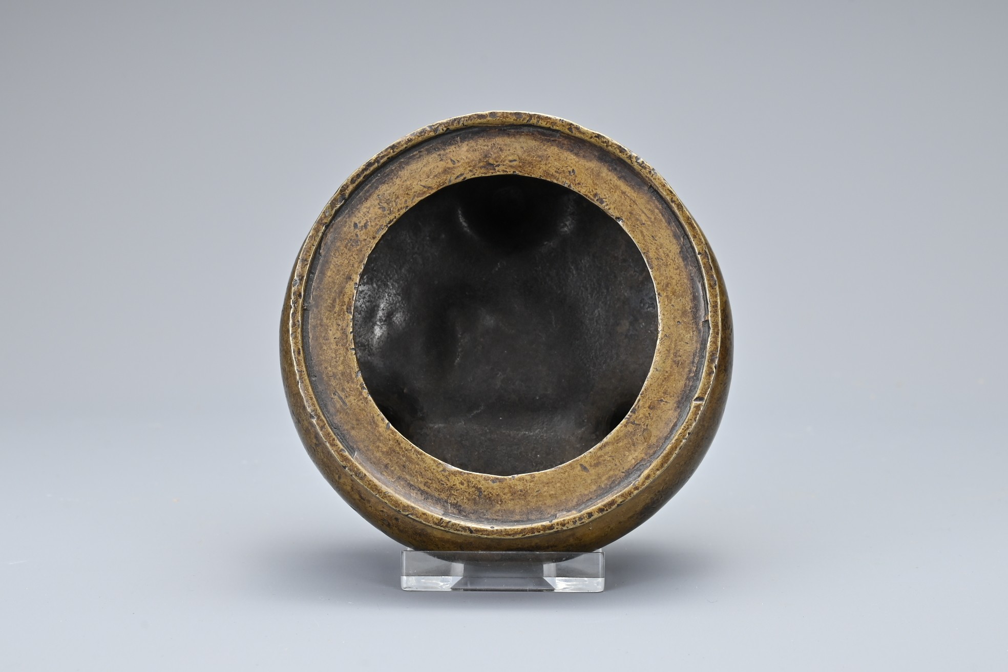 A CHINESE BRONZE TRIPOD CENSER. Of squat form with 'xing su zhai zhi' four-character mark in - Image 8 of 10