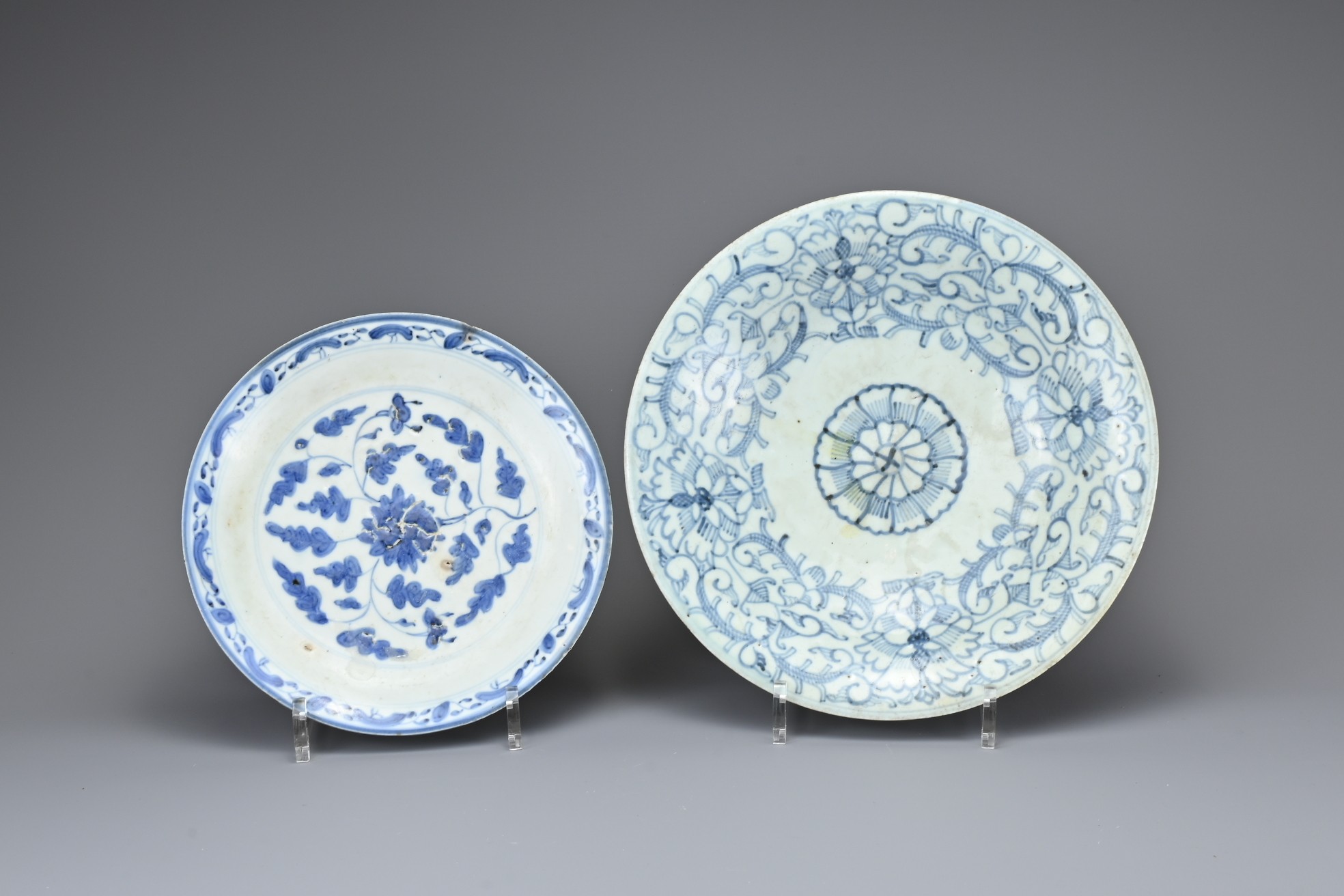 A GROUP OF CHINESE BLUE AND WHITE PORCELAIN DISHES, EARLY 19TH CENTURY. Each with floral and - Image 2 of 12