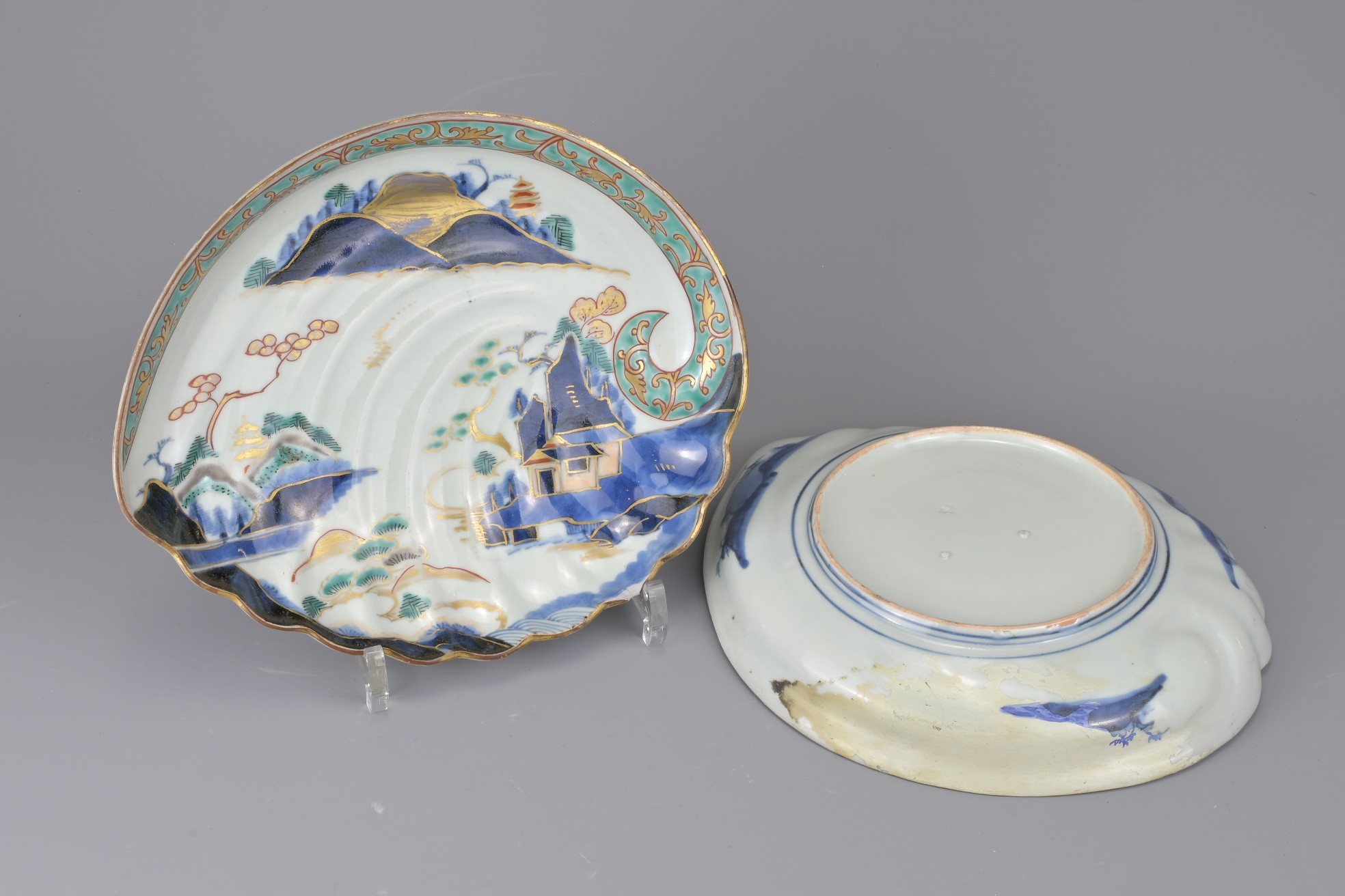 A PAIR OF JAPANESE ARITA PORCELAIN DISHES, 18/19TH CENTURY. Abalone shell form decorated with - Image 3 of 6