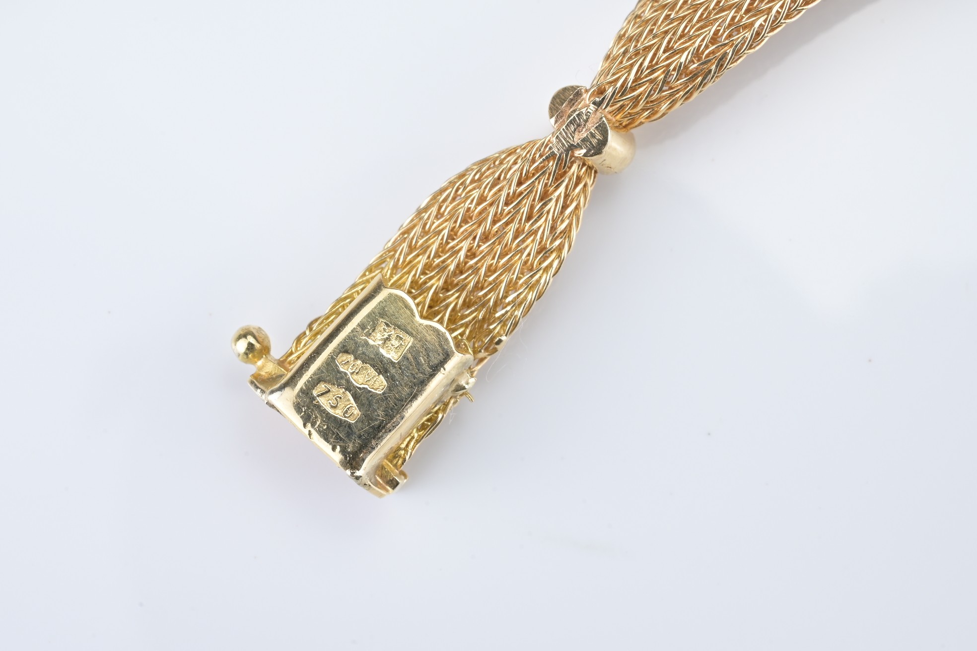 AN ANTIQUE 18CT YELLOW GOLD NECKLACE. The necklace with flat mesh design with fifteen clamped - Image 5 of 5