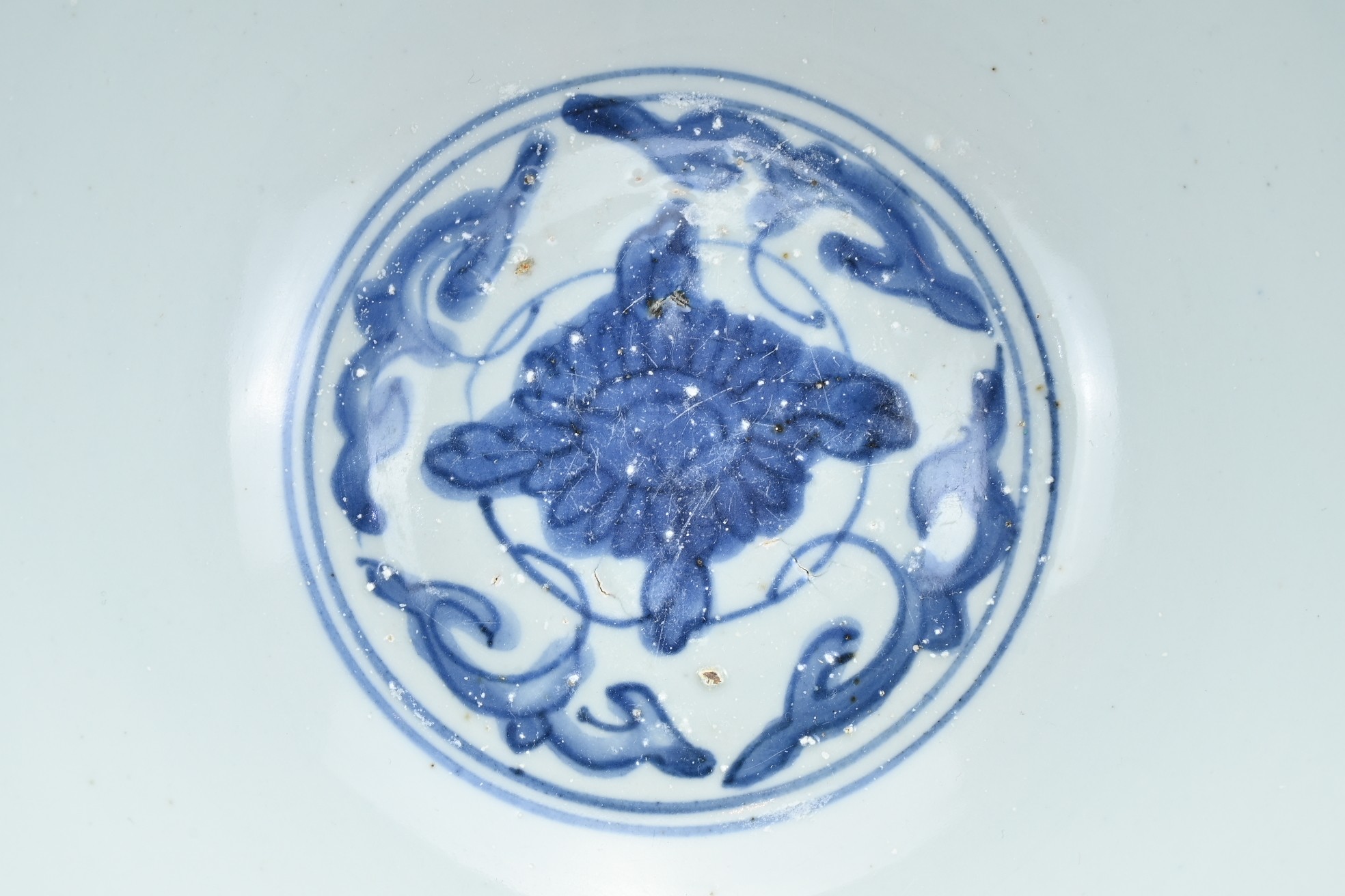 A LARGE CHINESE BLUE & WHITE PORCELAIN BOWL, MING DYNASTY, 16TH CENTURY. Decorated with a floral - Image 7 of 10