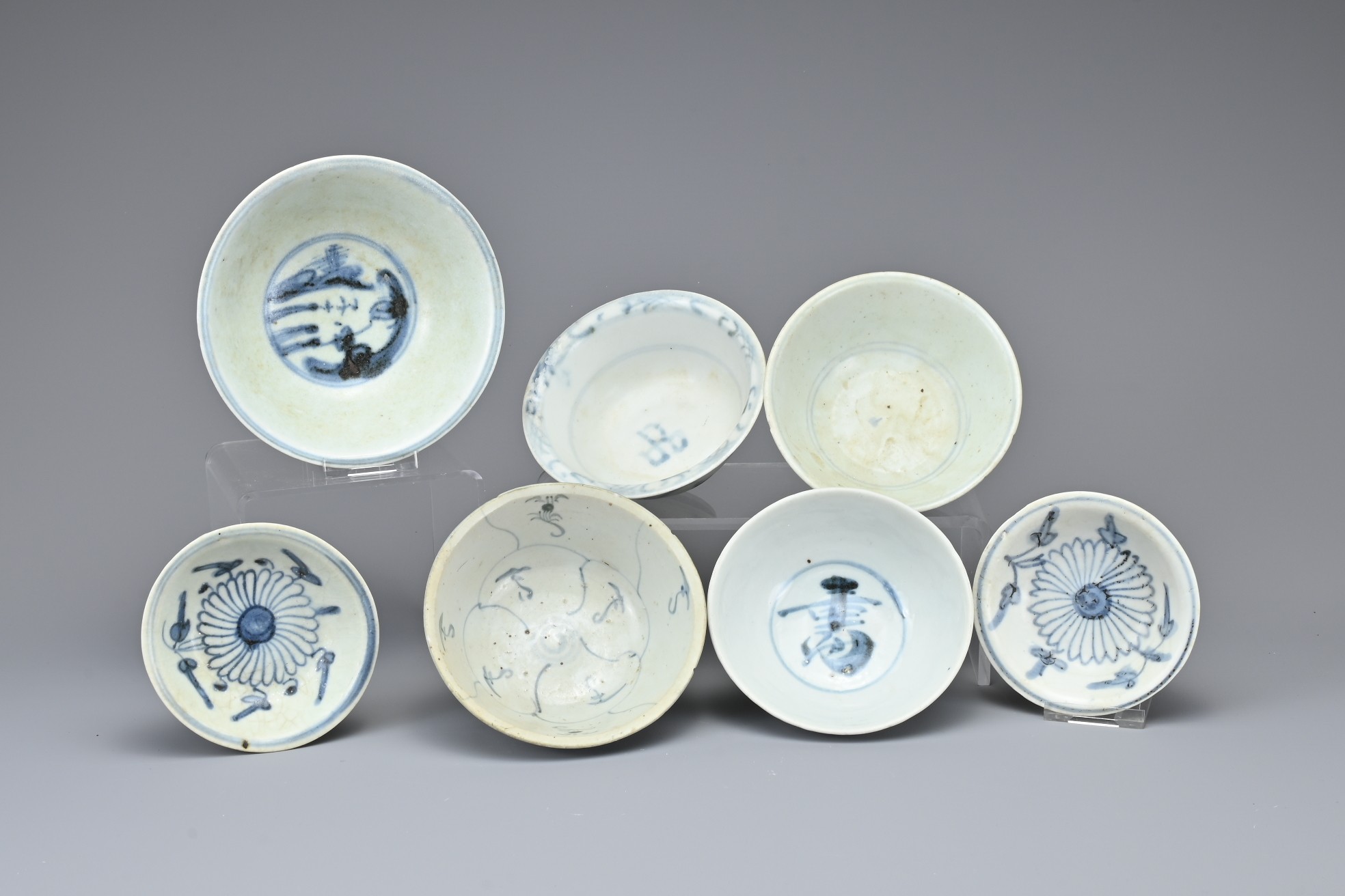 A GROUP OF CHINESE BLUE AND WHITE PORCELAIN ITEMS, MING TO QING DYNASTY. Comprising a ewer with four - Image 8 of 18