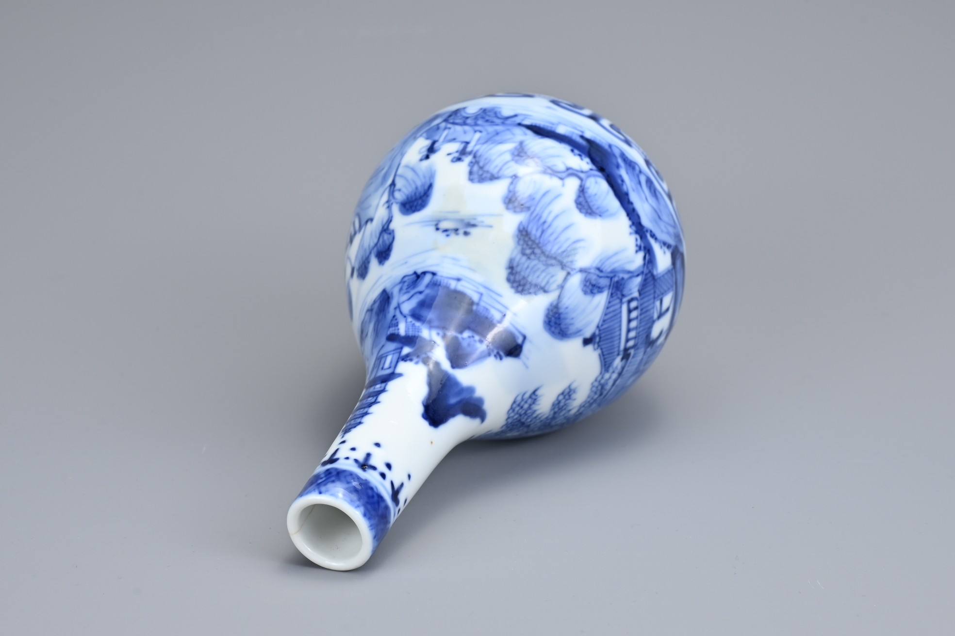 A CHINESE BLUE AND WHITE PORCELAIN BOTTLE VASE, LATE QING DYNASTY. Decorated with coastal - Image 7 of 7