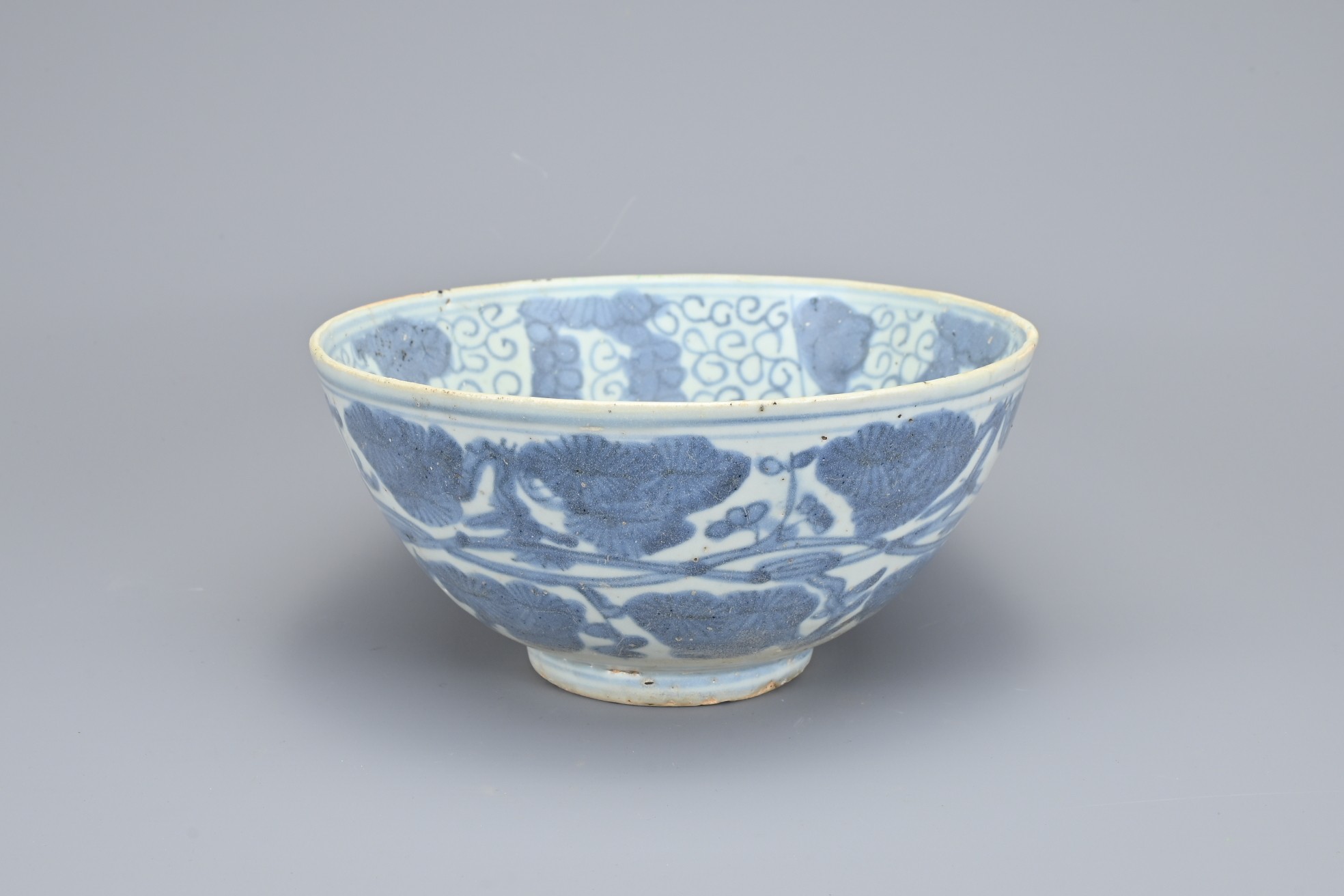 A CHINESE BLUE AND WHITE PORCELAIN BOWL, MING DYNASTY, 16TH CENTURY. Extensively decorated with a