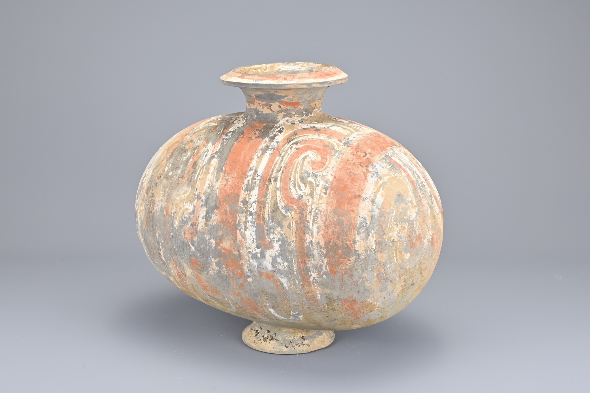 A CHINESE PAINTED POTTERY COCOON JAR, HAN DYNASTY. Referred to as a 'cocoon jar' due to the - Image 2 of 8