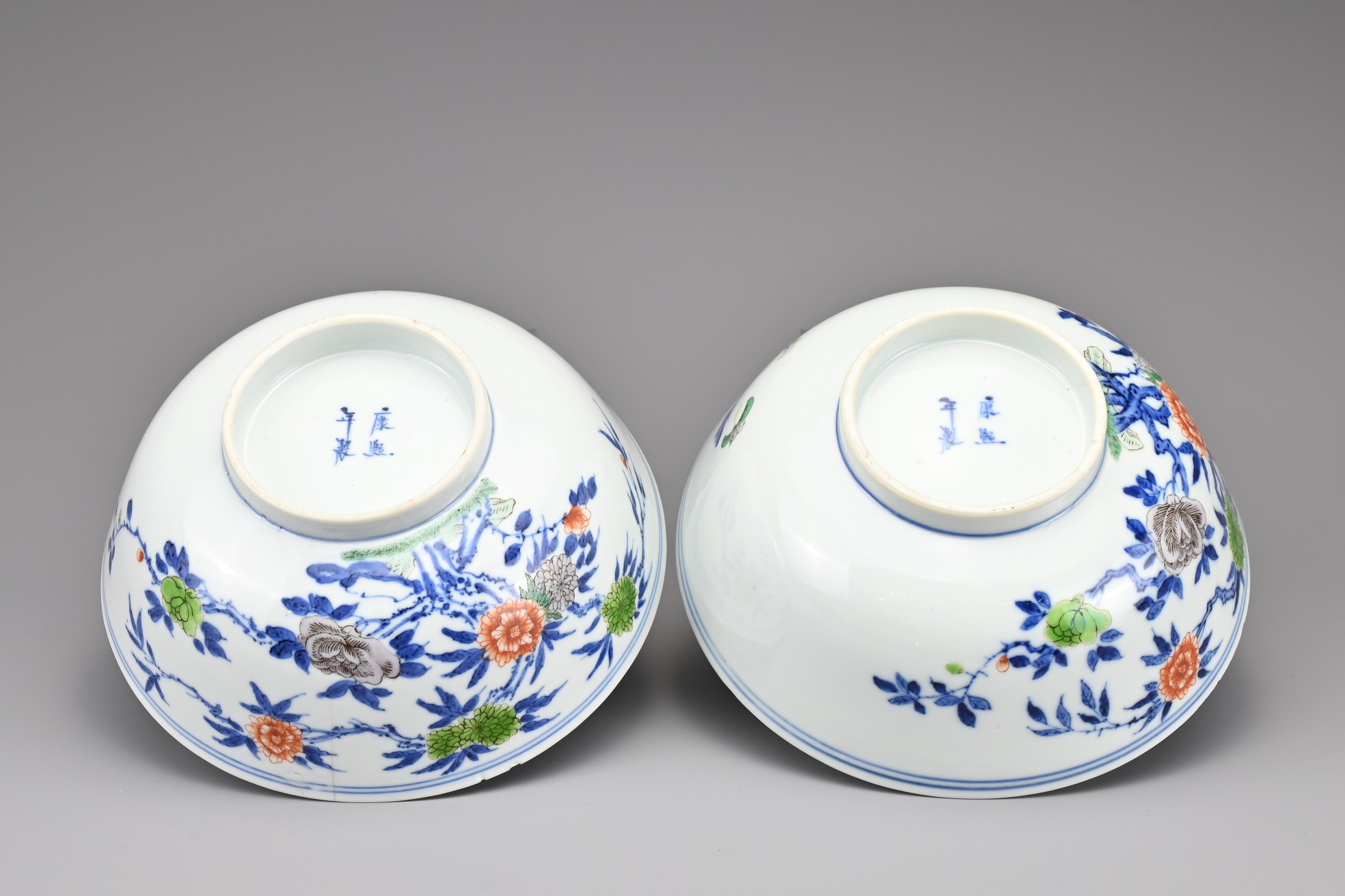 PAIR OF CHINESE PORCELAIN WUCAI BOWLS, 18/19TH CENTURY. Each with floral and butterfly decoration in - Image 7 of 10