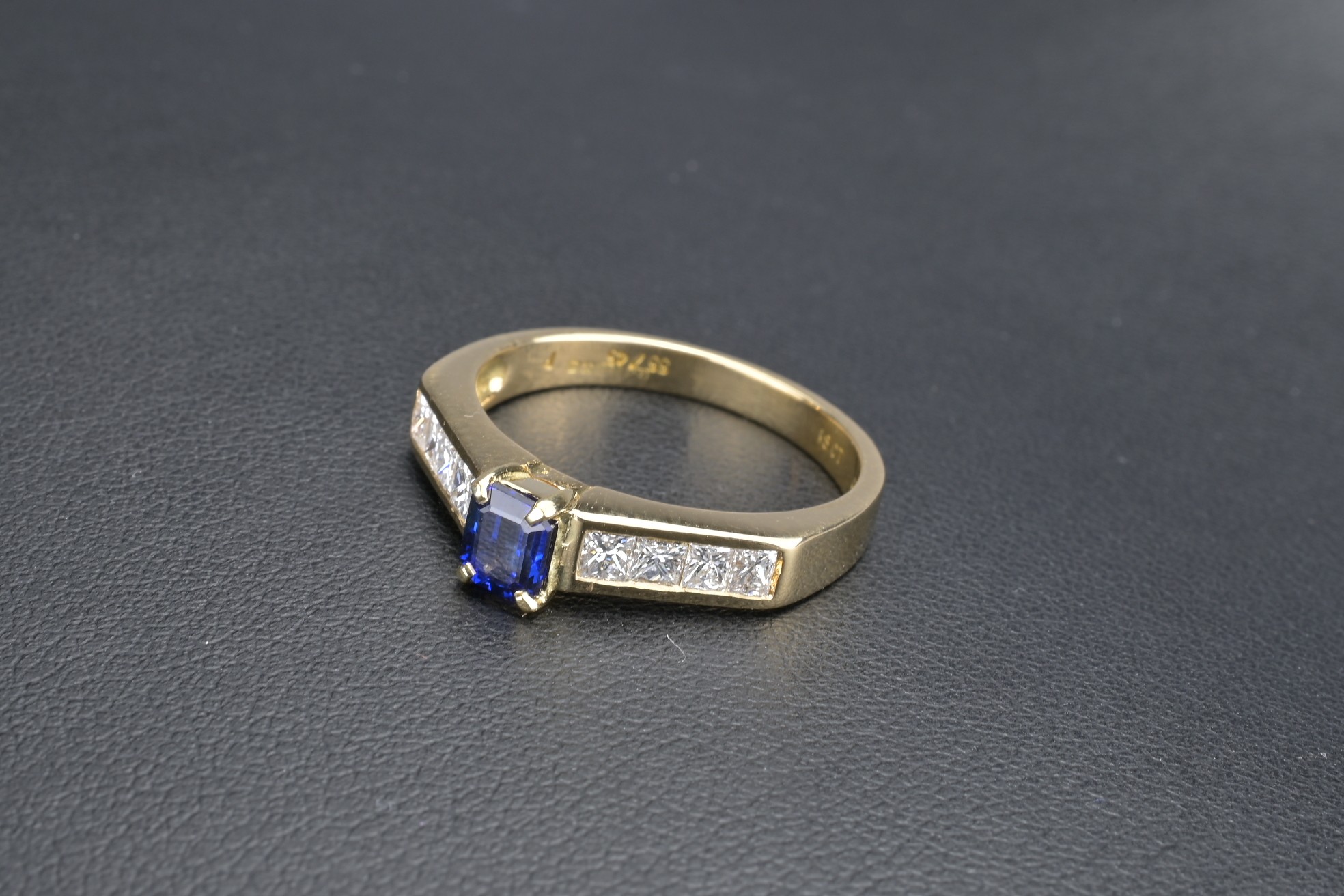 AN 18CT DIAMOND AND SAPPHIRE DRESS RING. Emerald cut 0.63ct sapphire set in 18ct yellow gold with - Image 3 of 8