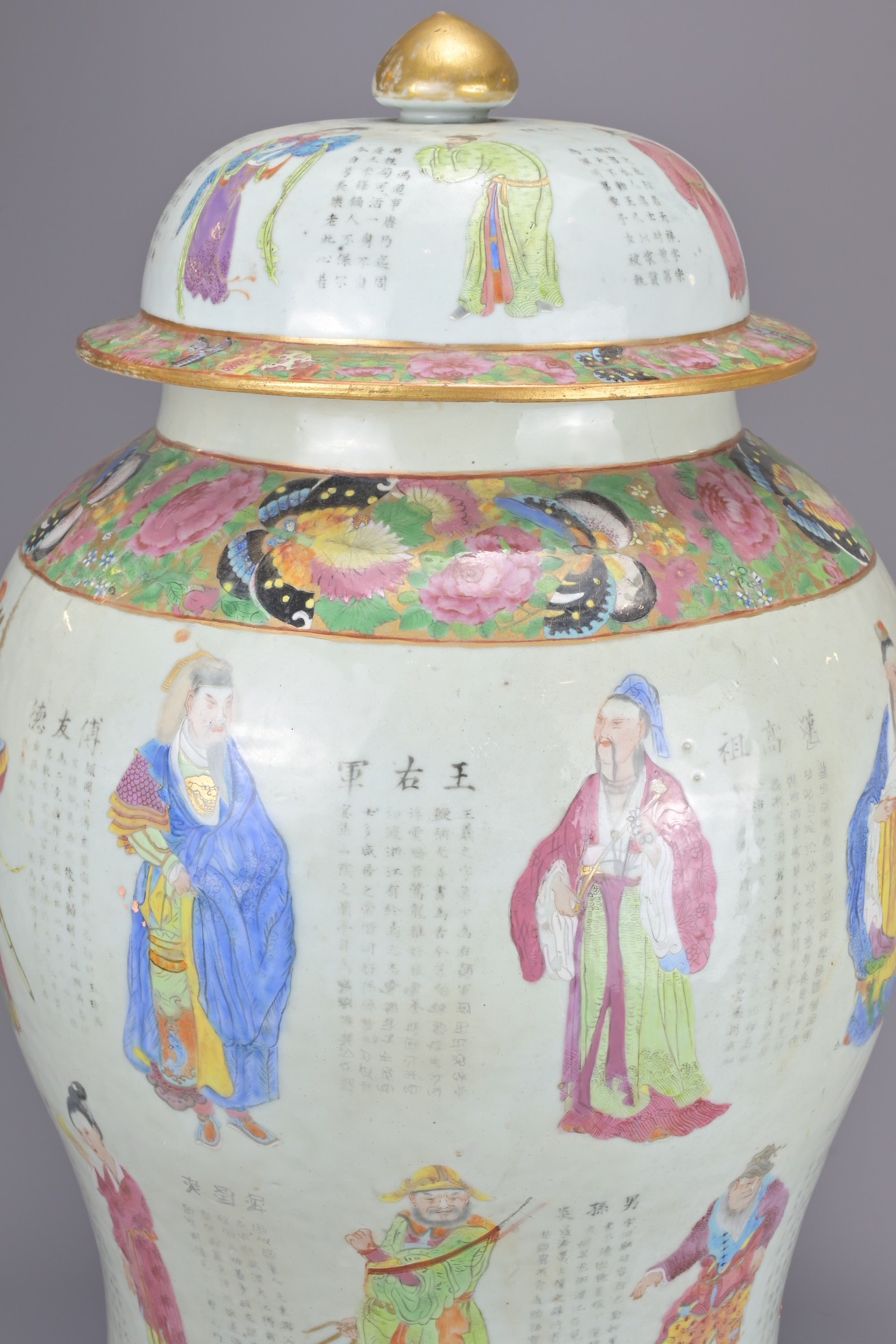A LARGE CHINESE CANTON FAMILLE ROSE PORCELAIN BALUSTER JAR AND COVER, 19TH CENTURY. Painted to the - Image 4 of 9