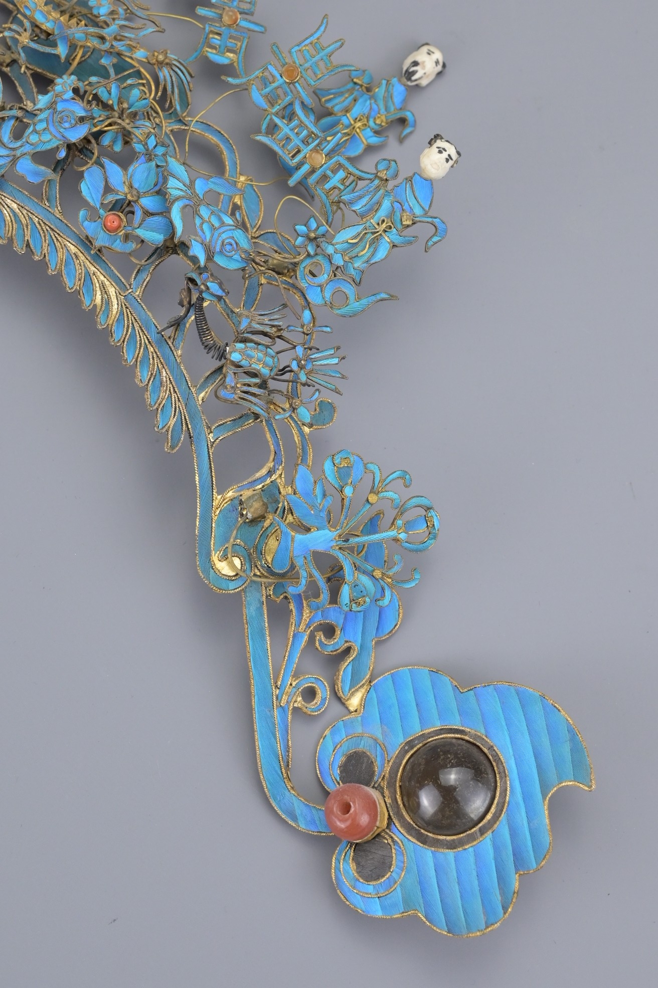 A CHINESE KINGFISHER FEATHER MOUNTED HEADDRESS, LATE QING/EARLY REPUBLIC. The arched pierced - Image 6 of 7