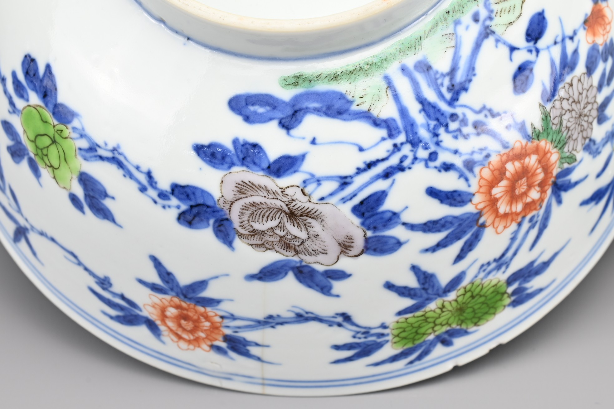 PAIR OF CHINESE PORCELAIN WUCAI BOWLS, 18/19TH CENTURY. Each with floral and butterfly decoration in - Image 8 of 10