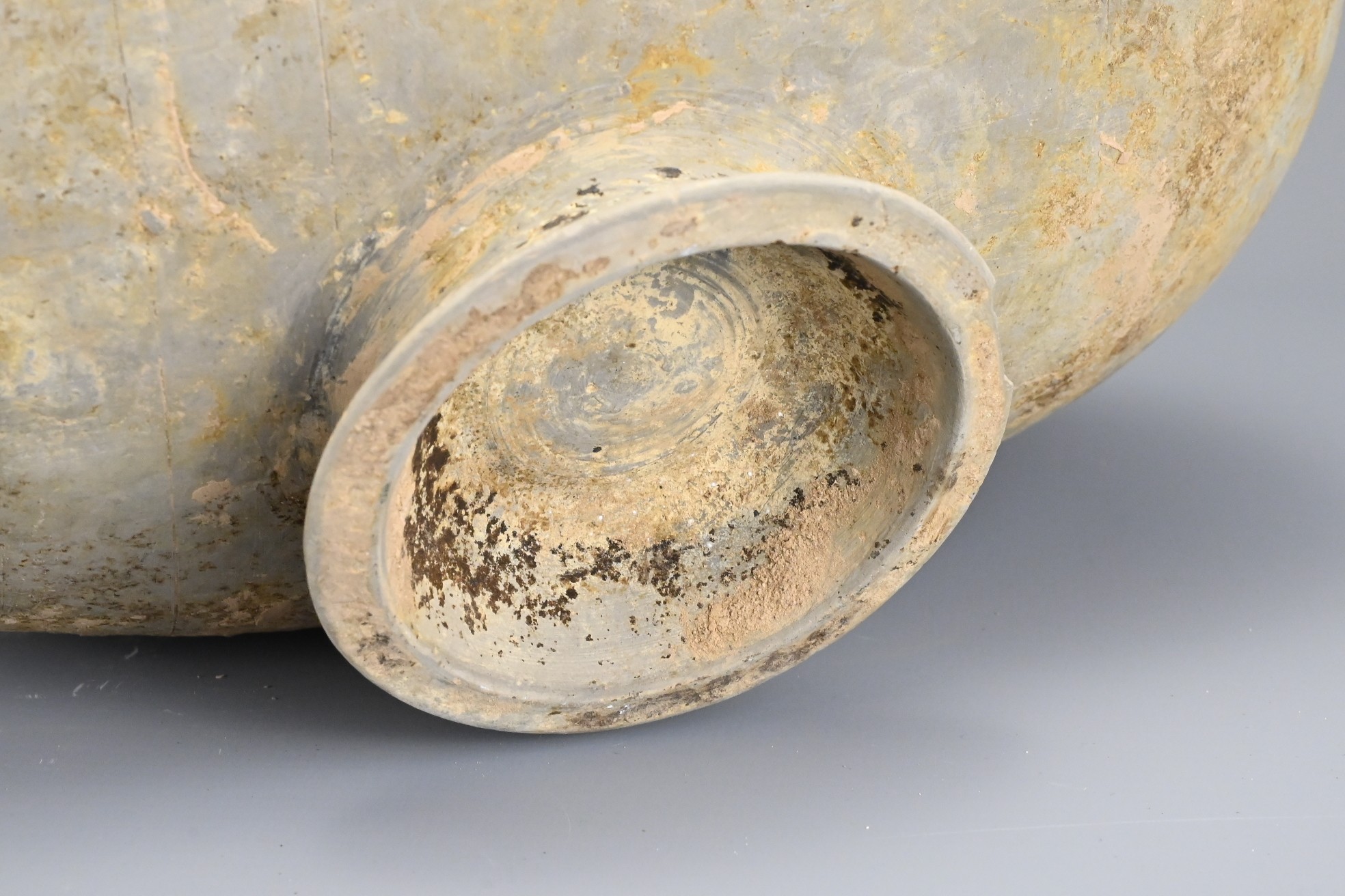 A CHINESE PAINTED POTTERY COCOON JAR, HAN DYNASTY. Referred to as a 'cocoon jar' due to the - Image 8 of 8