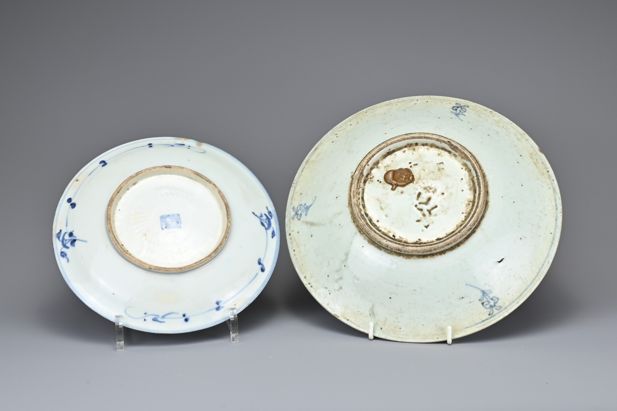 A GROUP OF CHINESE BLUE AND WHITE PORCELAIN DISHES, EARLY 19TH CENTURY. Each with floral and - Image 5 of 12