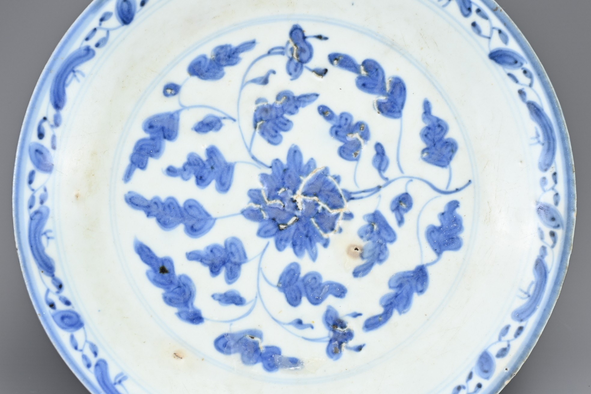 A GROUP OF CHINESE BLUE AND WHITE PORCELAIN DISHES, EARLY 19TH CENTURY. Each with floral and - Image 4 of 12