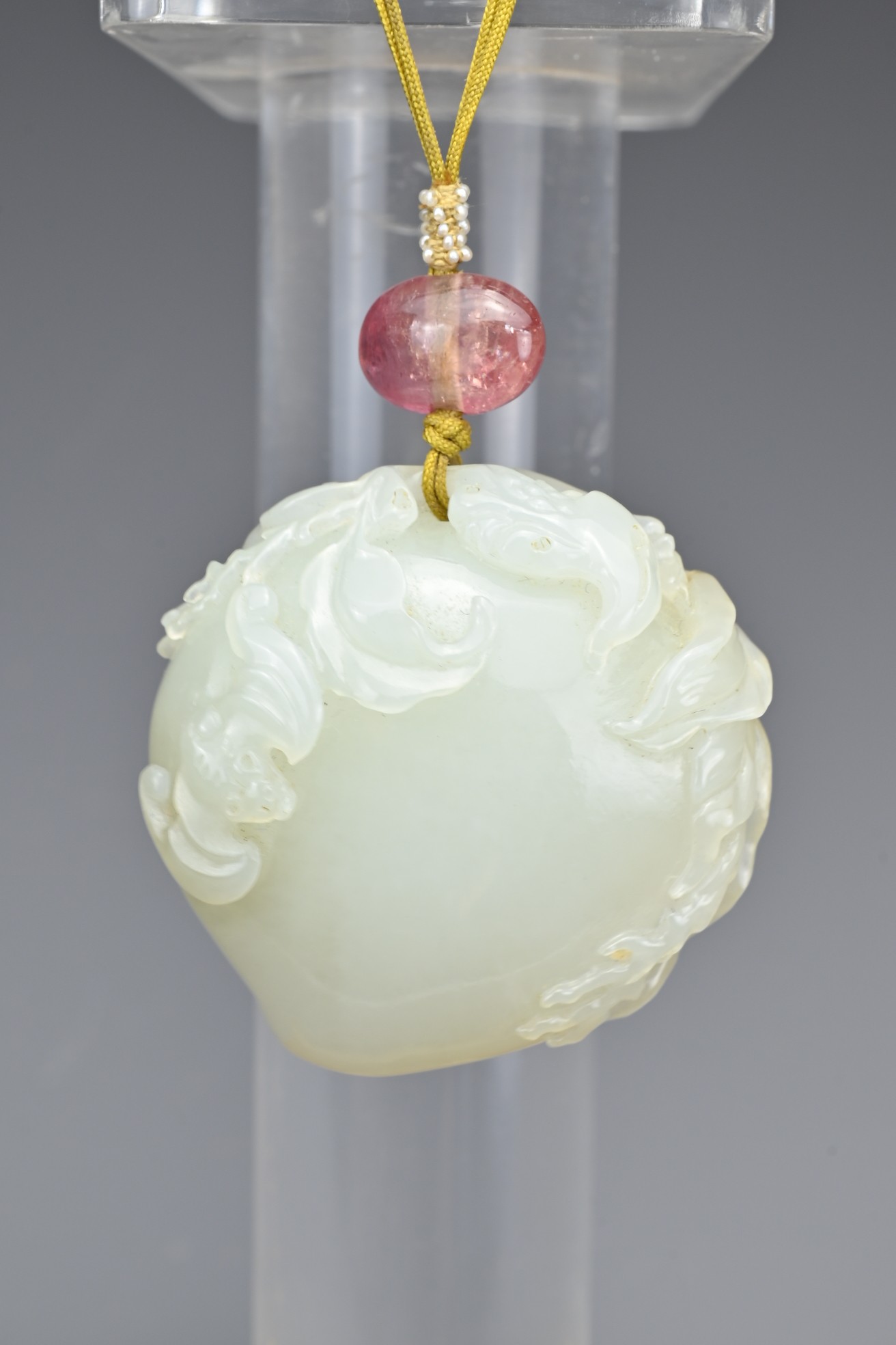 A CHINESE PALE CELADON JADE PEACH AND BAT GROUP, QING DYNASTY. The peach carved in relief with a - Image 4 of 8