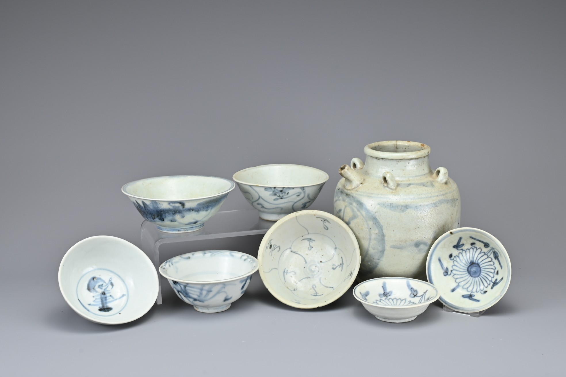 A GROUP OF CHINESE BLUE AND WHITE PORCELAIN ITEMS, MING TO QING DYNASTY. Comprising a ewer with four