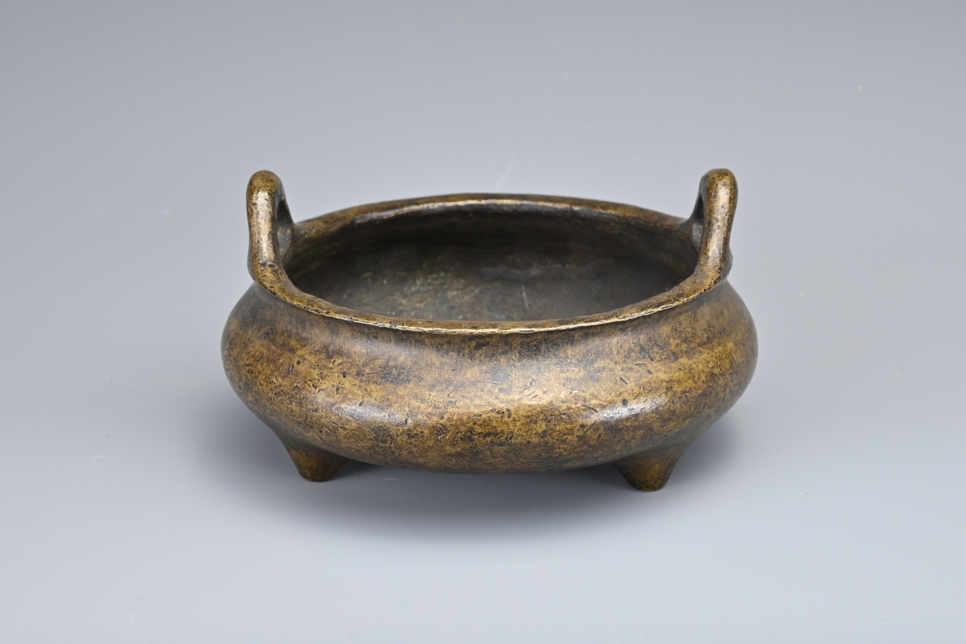 A CHINESE BRONZE TRIPOD CENSER. Of squat circular form with two looped handles on three conical - Image 5 of 9
