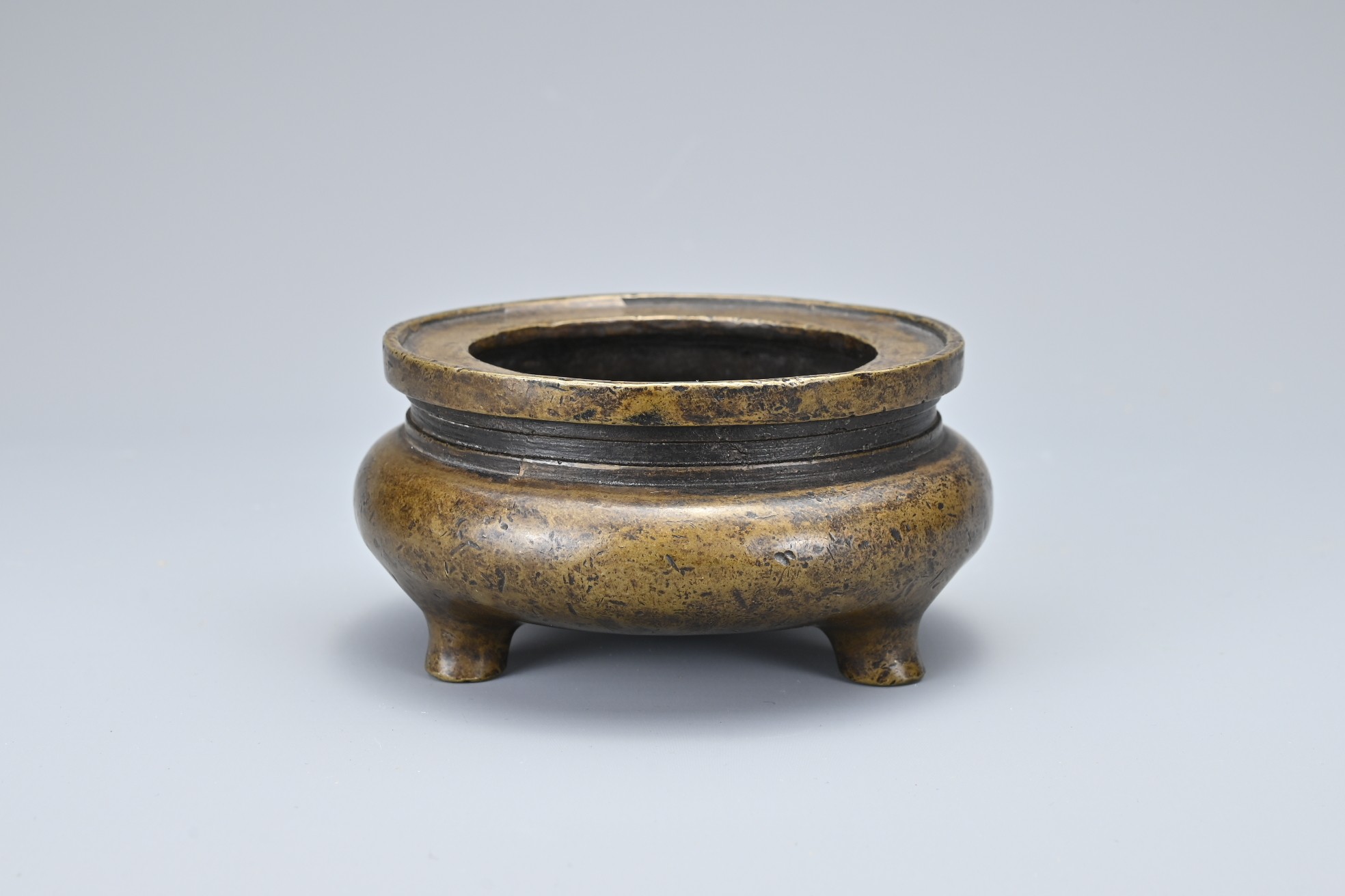 A CHINESE BRONZE TRIPOD CENSER. Of squat form with 'xing su zhai zhi' four-character mark in - Image 7 of 10