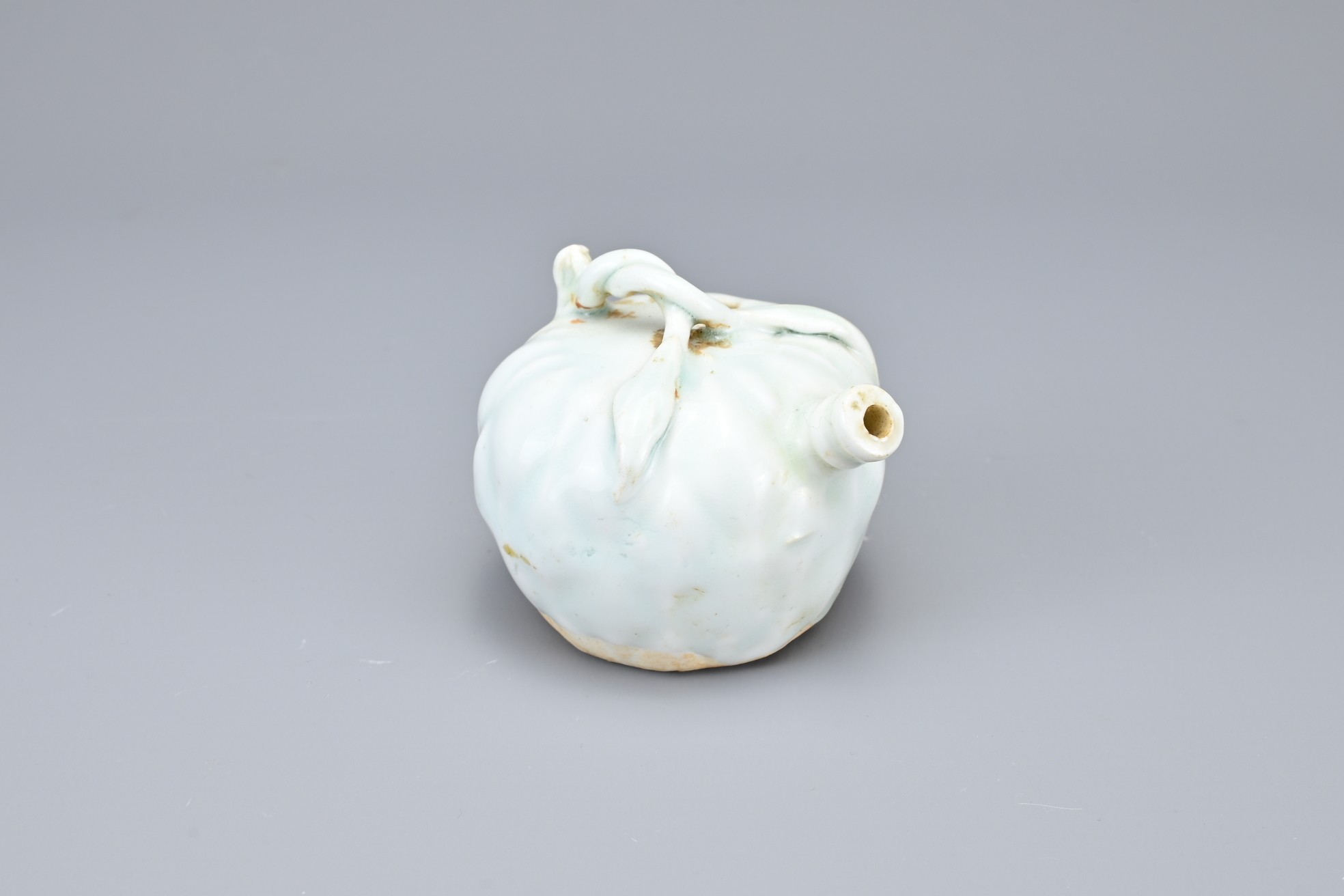 FOUR CHINESE QINGBAI PORCELAIN ITEMS. To include a jarlet, chicken form ewer, water dropper in the - Image 5 of 15