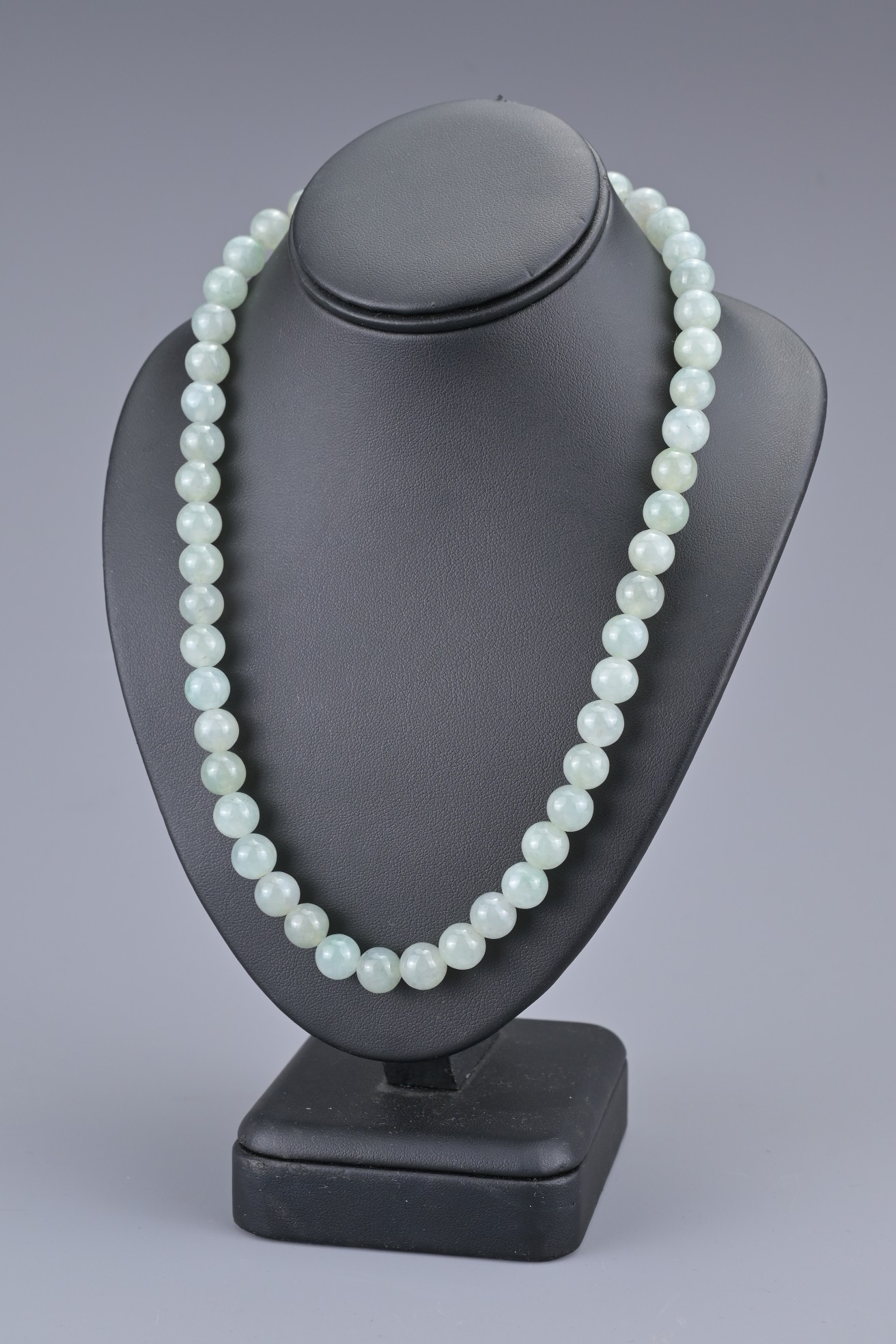 A PALE GREEN JADEITE SINGLE STRAND BEADED NECKLACE WITH 18KT YELLOW GOLD CLASP. The marquise- - Image 3 of 7