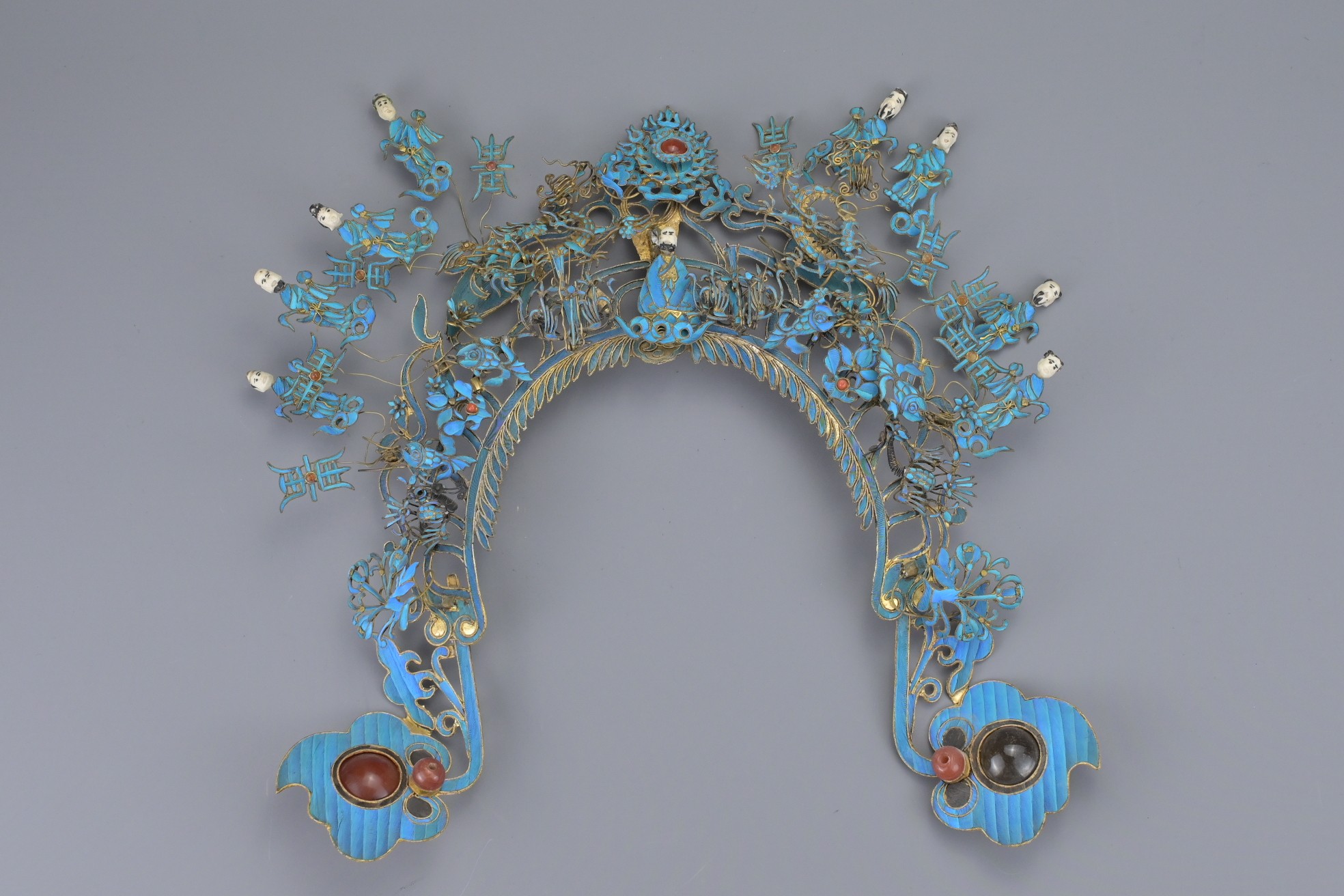 A CHINESE KINGFISHER FEATHER MOUNTED HEADDRESS, LATE QING/EARLY REPUBLIC. The arched pierced