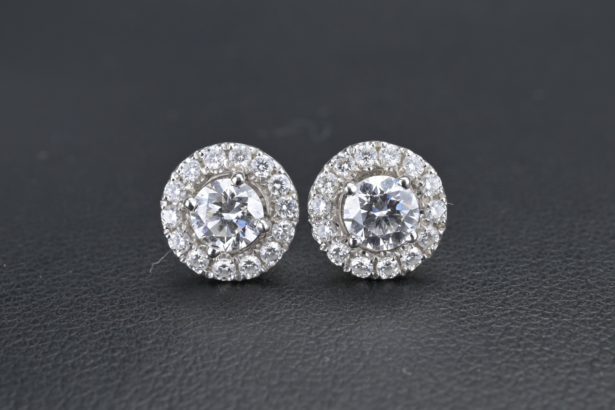 A PAIR OF 18KT WHITE GOLD AND DIAMOND CLUSTER EARRING STUDS. The central diamond flanked by a - Image 6 of 6