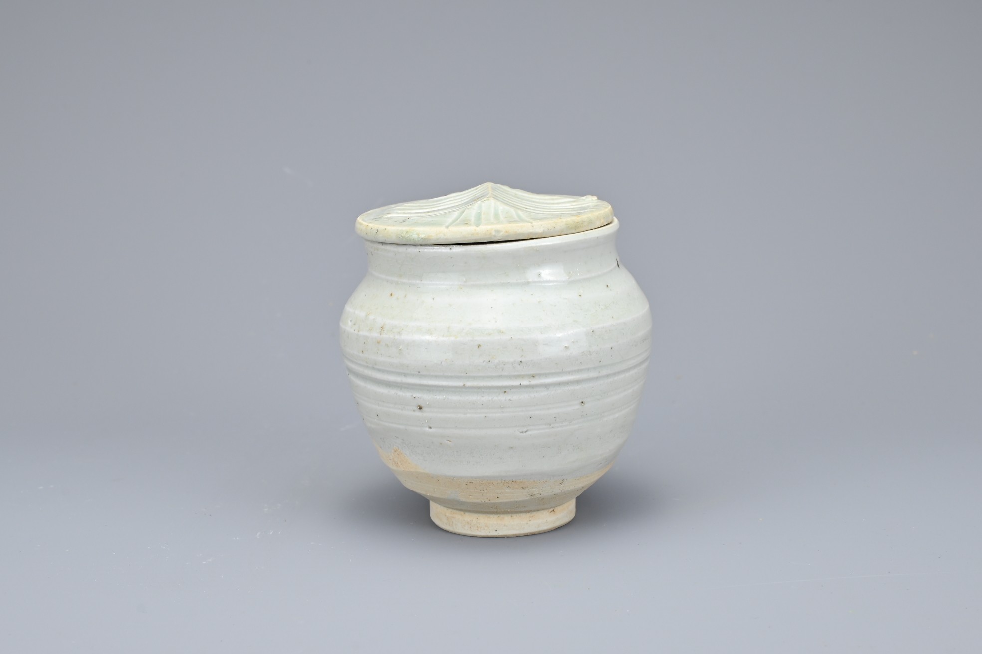 A CHINESE QINGBAI GLAZED COVERED PORCELAIN JAR, SONG / YUAN DYNASTY. Coated inside and out in a