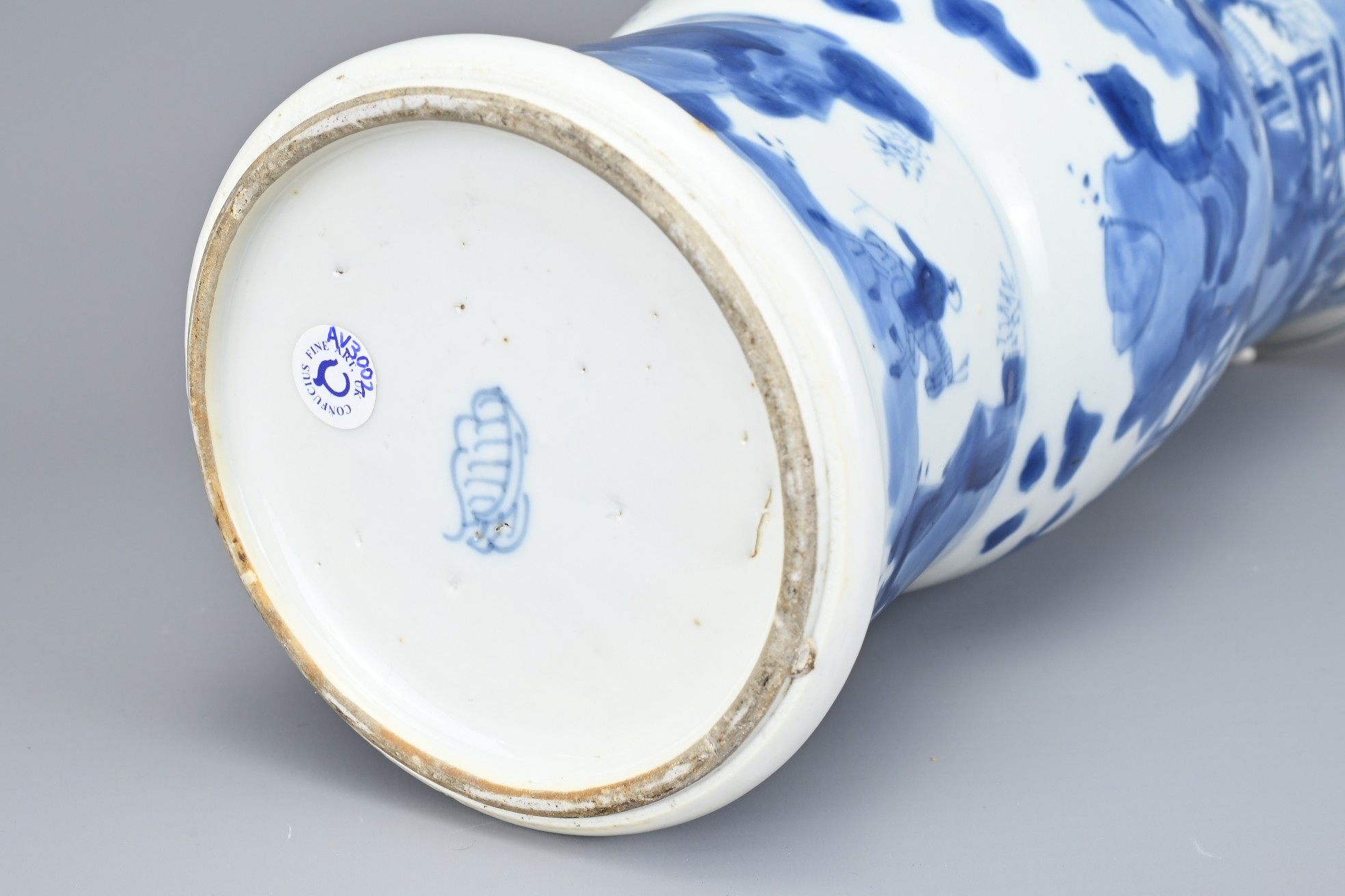 A CHINESE BLUE AND WHITE PORCELAIN GU SHAPED VASE. Fairly thickly potted, decorated with figures and - Image 6 of 7