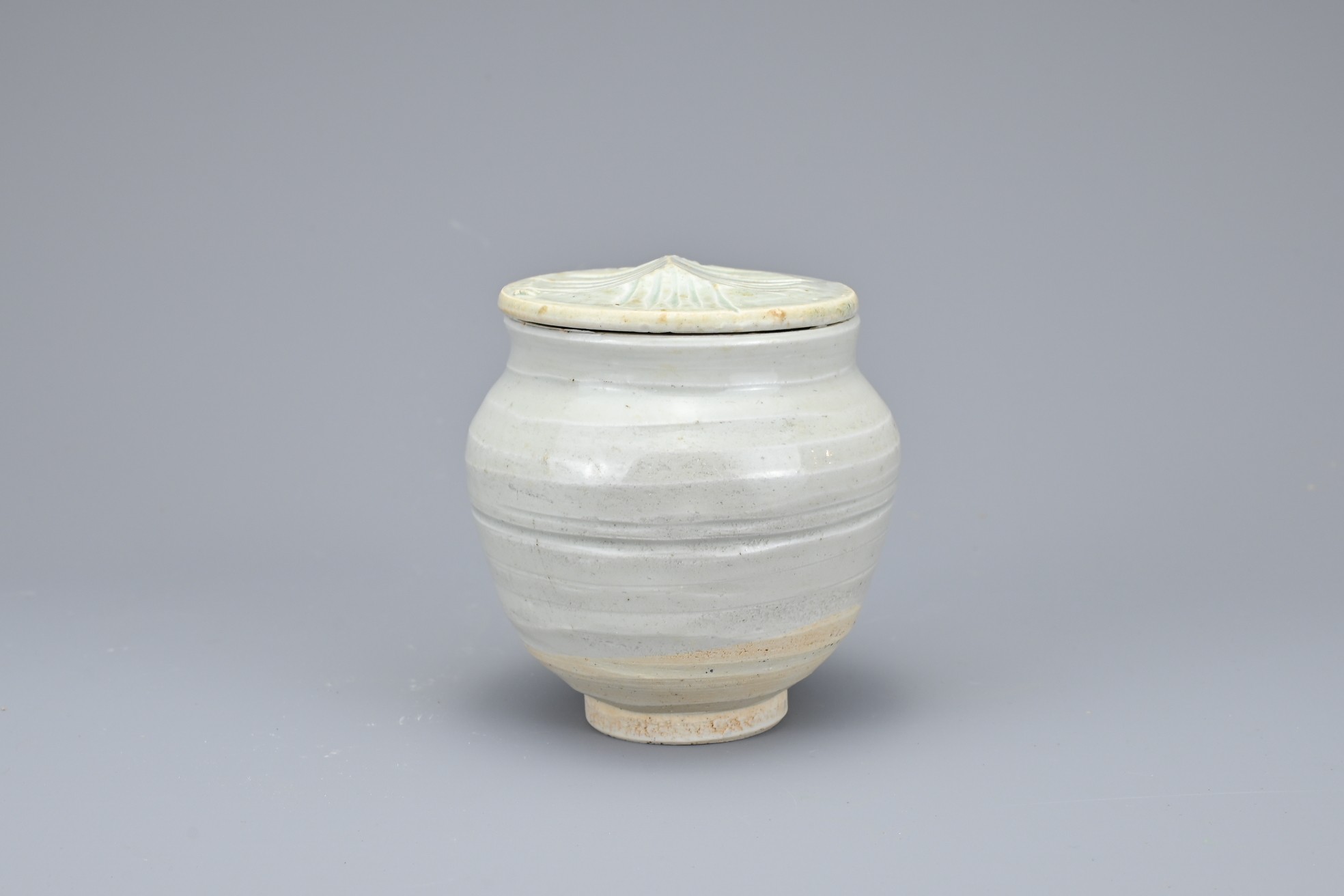 A CHINESE QINGBAI GLAZED COVERED PORCELAIN JAR, SONG / YUAN DYNASTY. Coated inside and out in a - Image 4 of 7