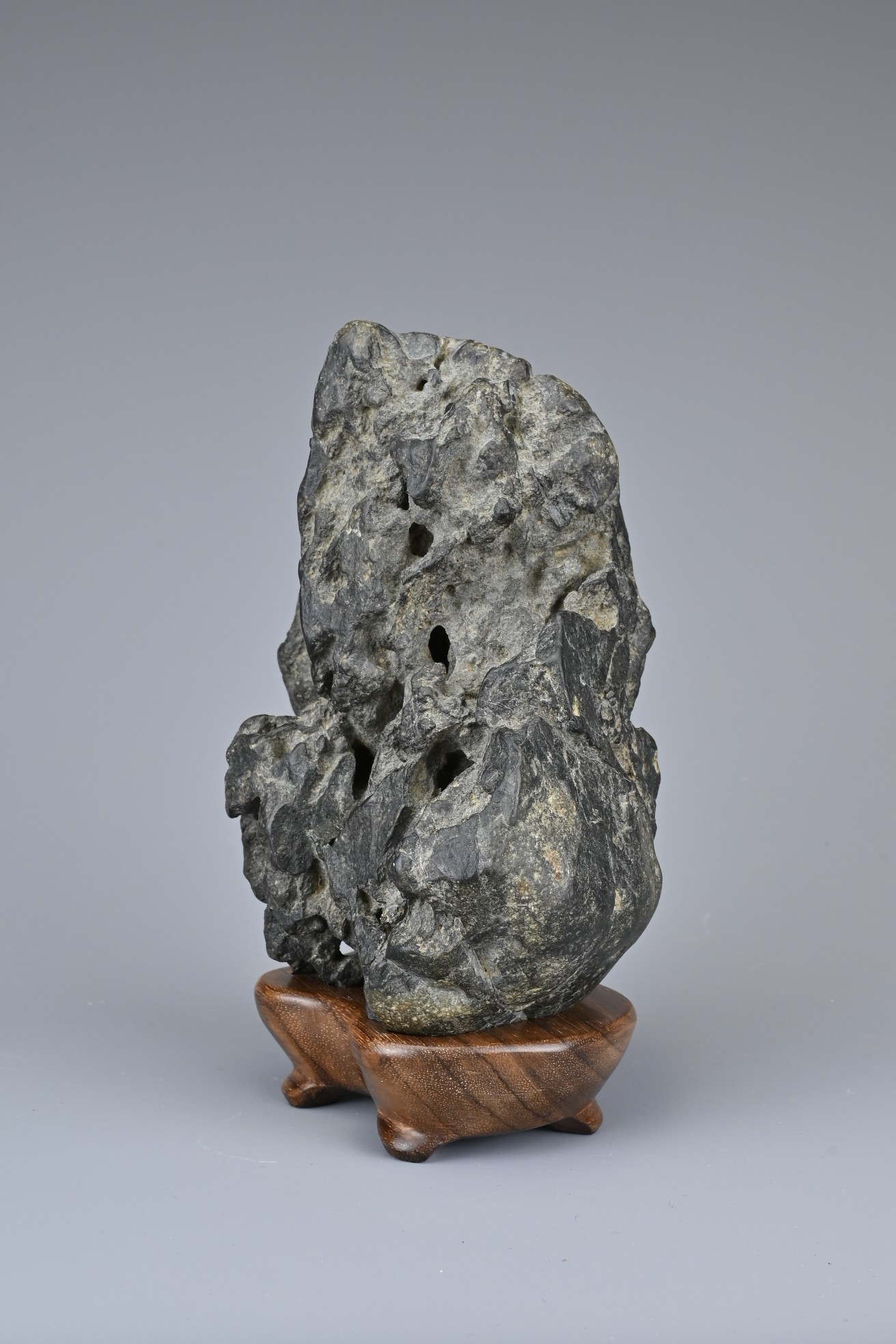 A CHINESE YING SCHOLAR ROCK, QING DYNASTY. Blackish-grey tone stone upright in the form of a - Image 2 of 5