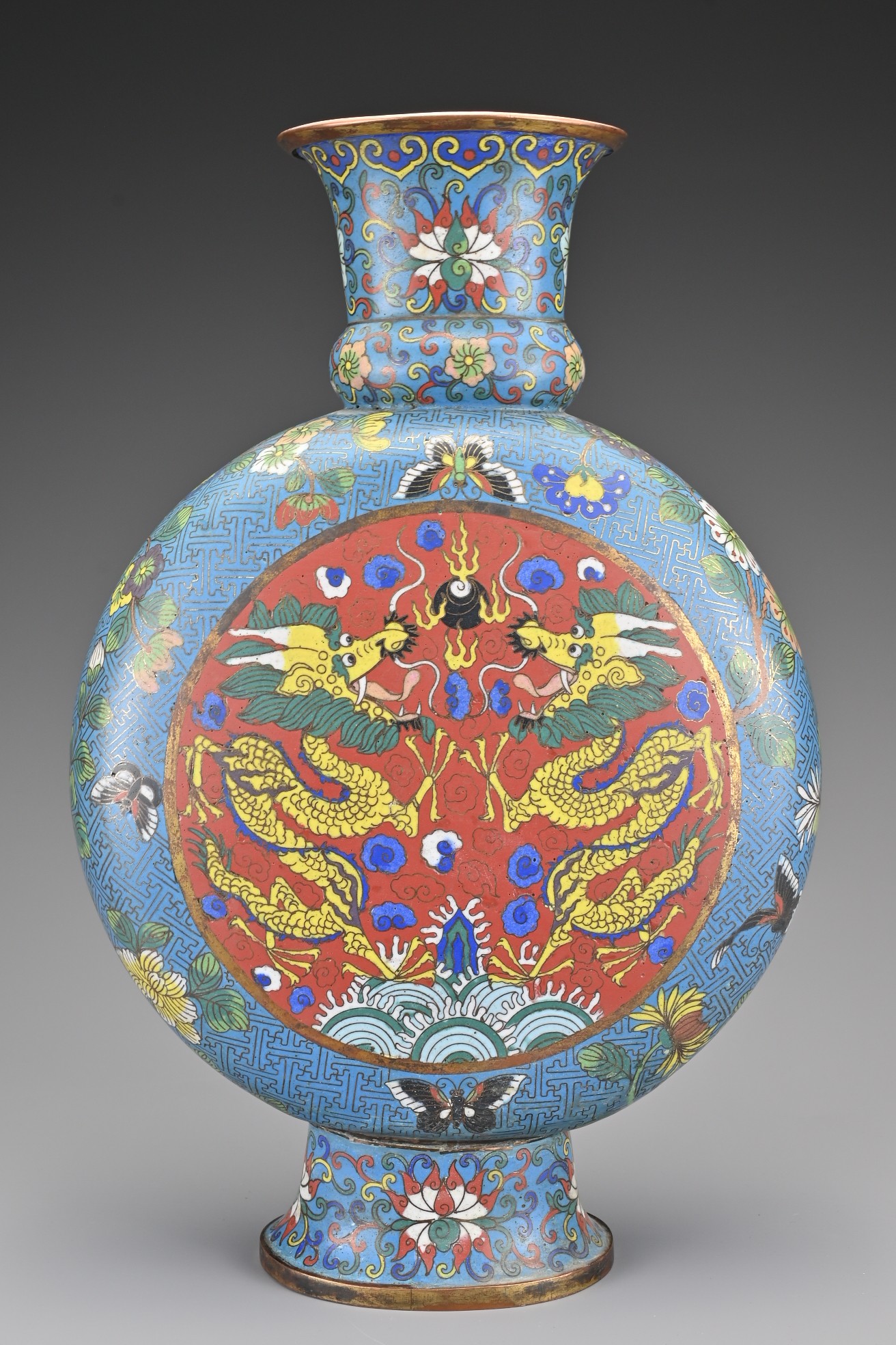 A LARGE CHINESE 19TH CENTURY CLOISONNÉ ENAMEL MOONFLASK, QING DYNASTY. Each face depicting two