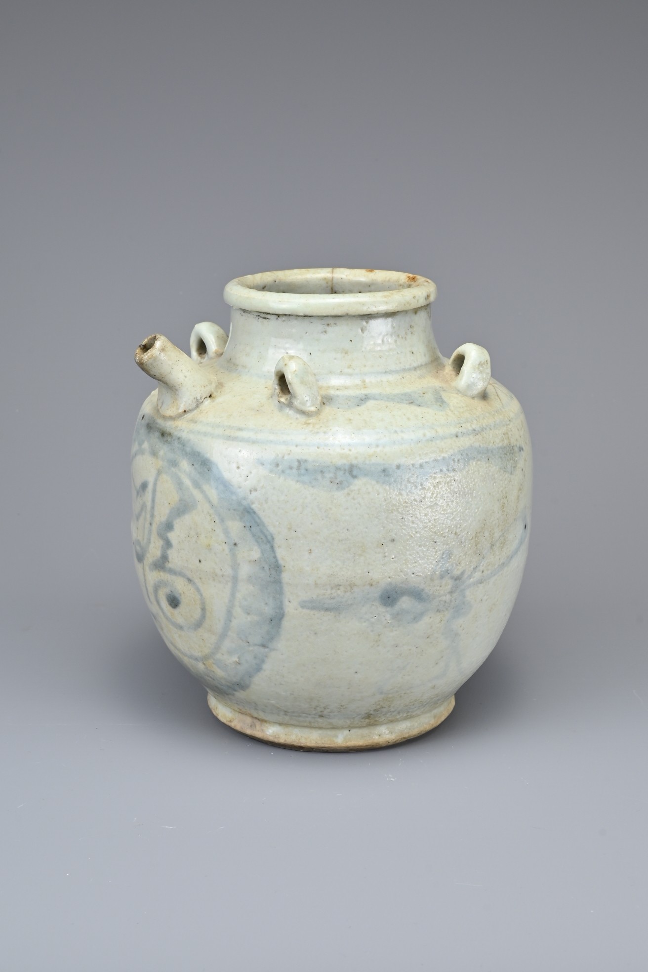 A GROUP OF CHINESE BLUE AND WHITE PORCELAIN ITEMS, MING TO QING DYNASTY. Comprising a ewer with four - Image 2 of 18