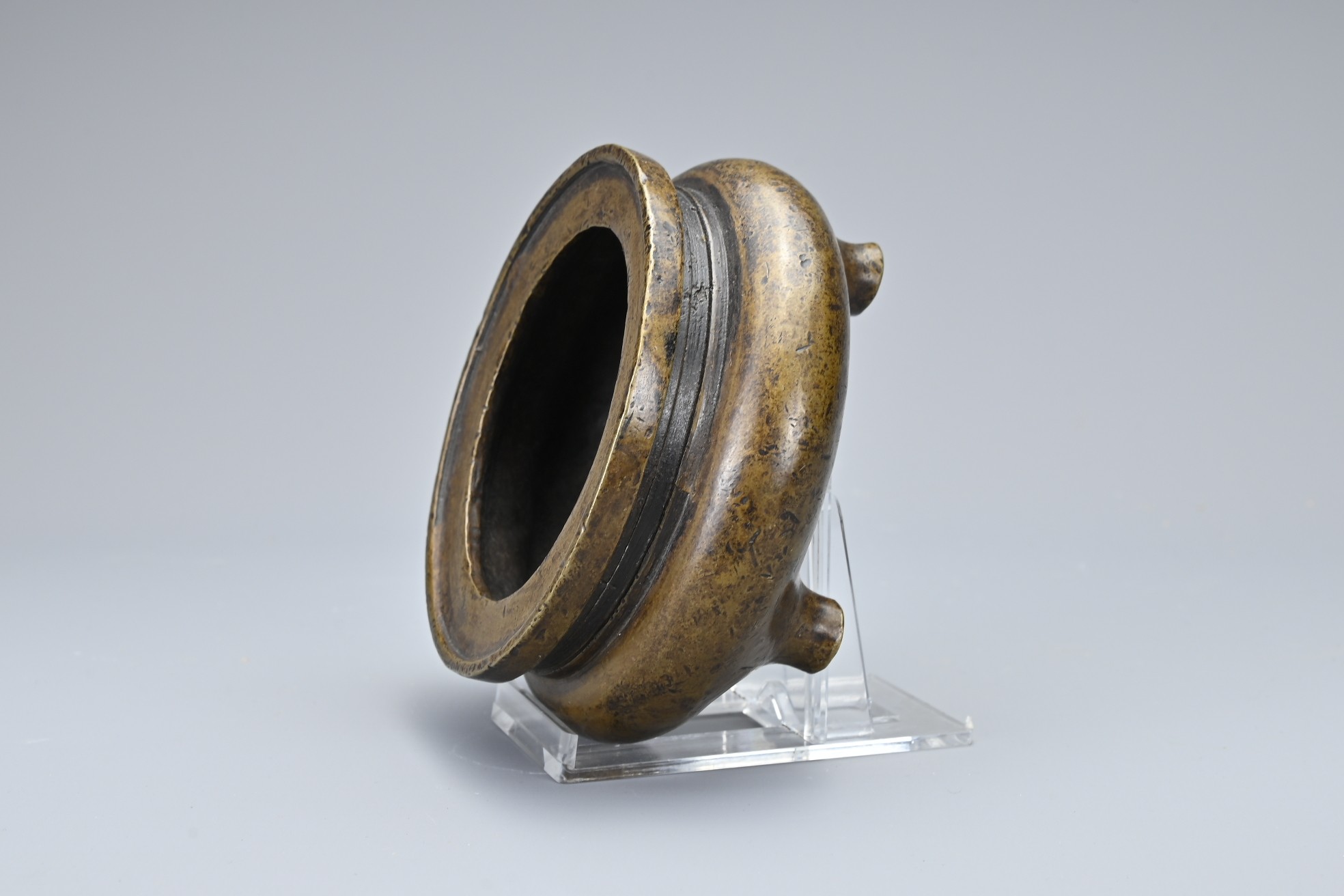 A CHINESE BRONZE TRIPOD CENSER. Of squat form with 'xing su zhai zhi' four-character mark in - Image 9 of 10